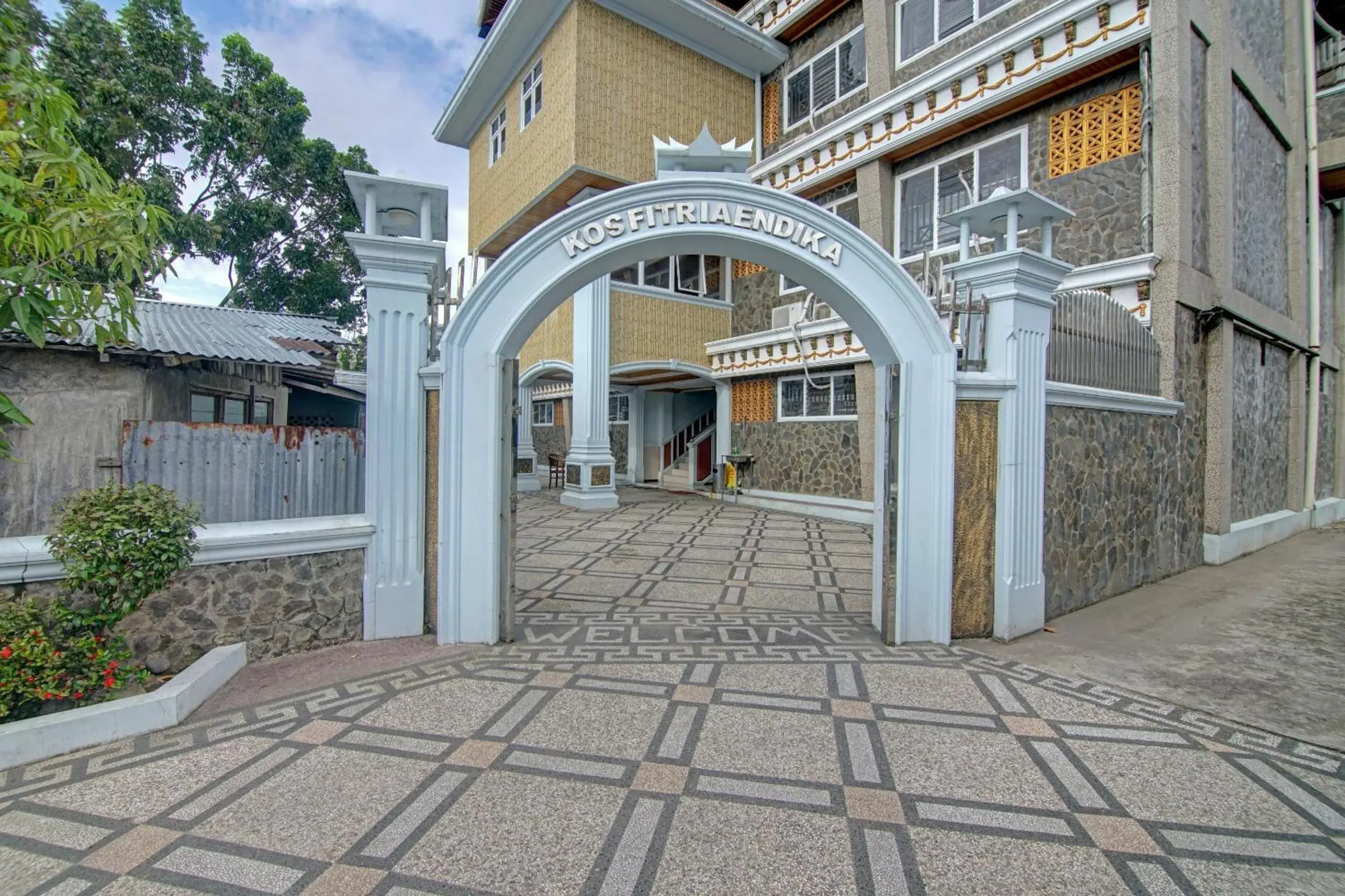 Facade/entrance in Hotel O Padang City Center Near Gunung Padang Formerly Hotel Fitriaendika Facade/entrance in Hotel O Padang City Center Near Gunung Padang Formerly Hotel Fitriaendika
