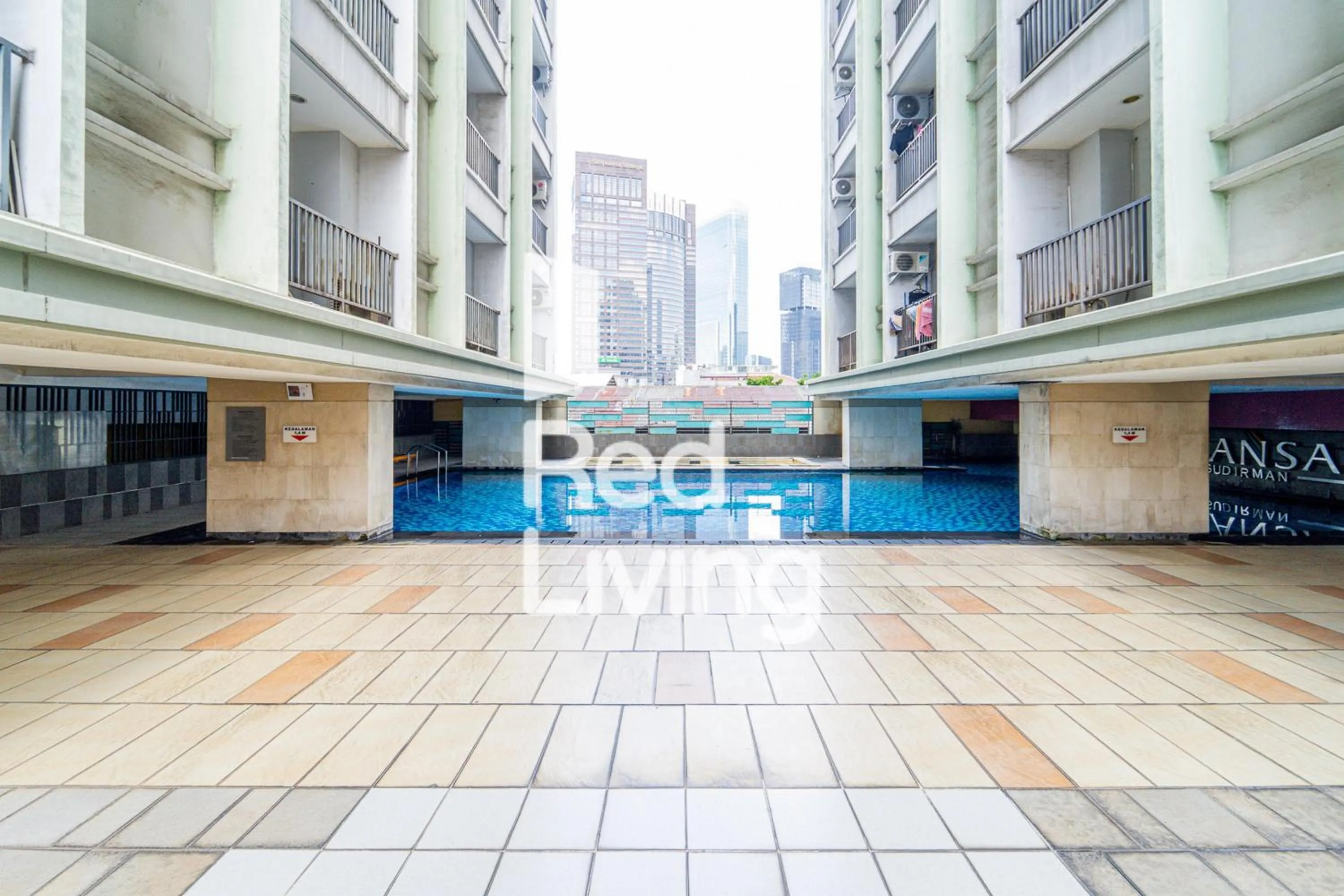 Swimming pool in RedLiving Apartemen Tamansari Sudirman - Abdi Home