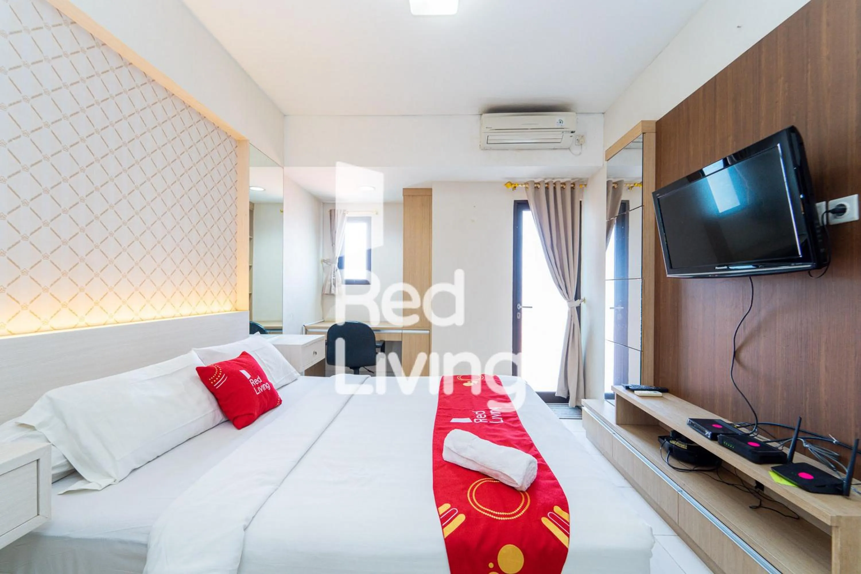 Bedroom, Bed in RedLiving Apartemen Tamansari Sudirman - Abdi Home