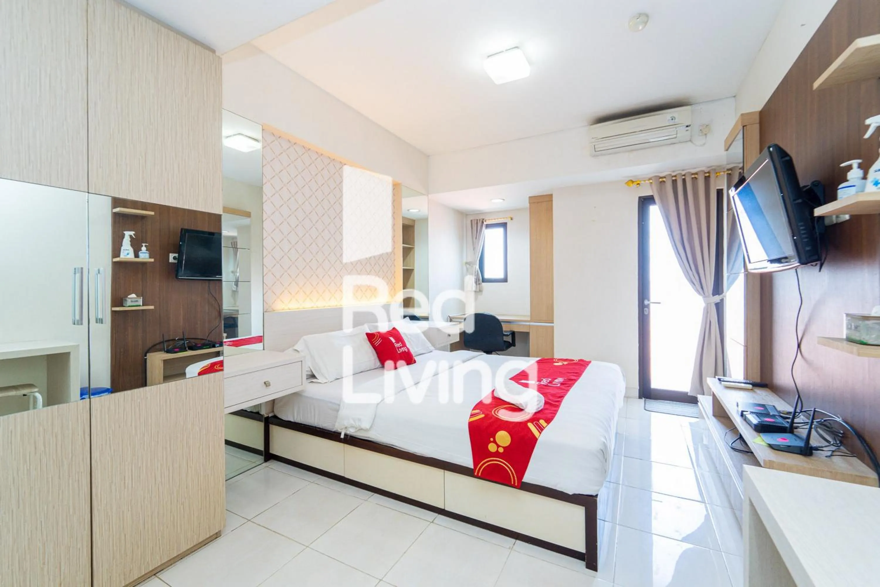 Bedroom, Bed in RedLiving Apartemen Tamansari Sudirman - Abdi Home