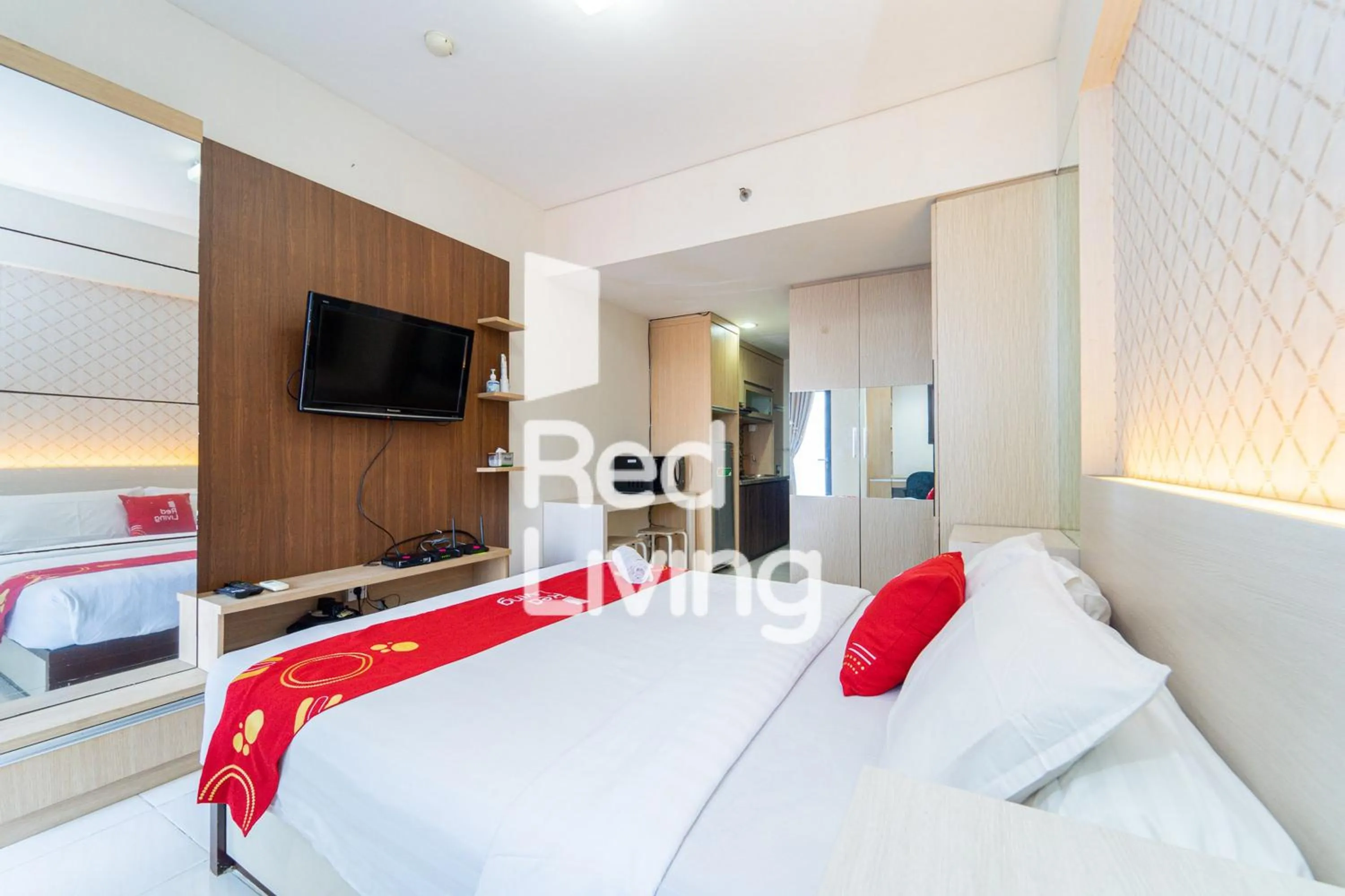 Bedroom, Bed in RedLiving Apartemen Tamansari Sudirman - Abdi Home