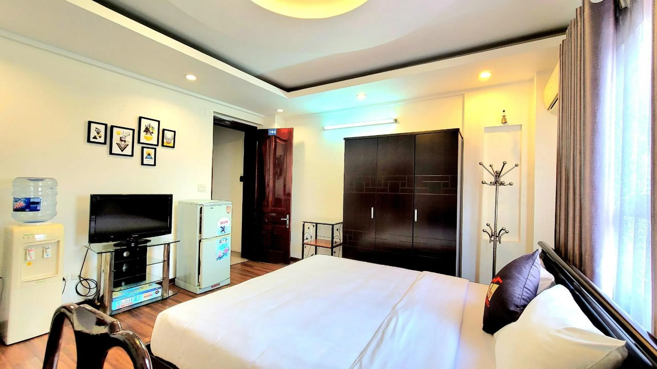 People in Red Building - Hotel - Hà Nội