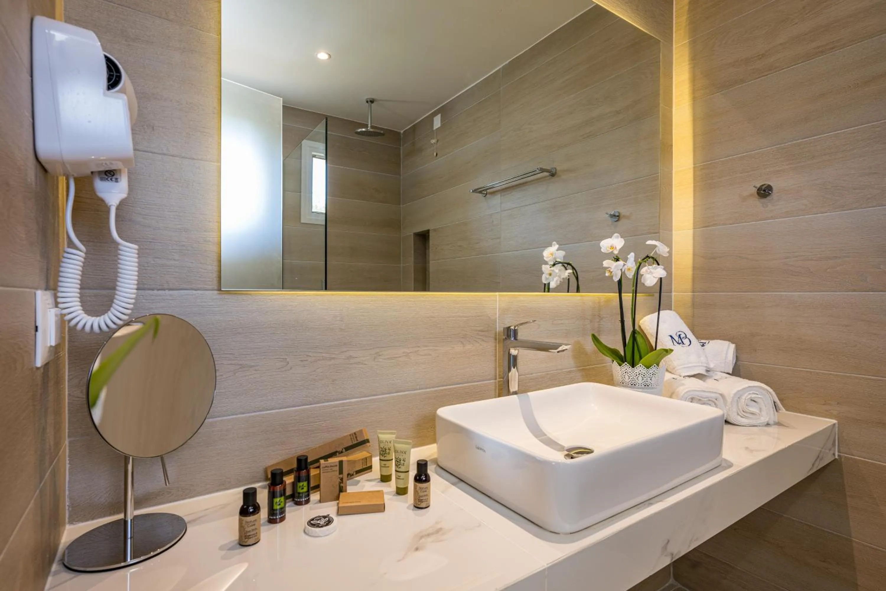 Bathroom in Mirage Bleu Hotel