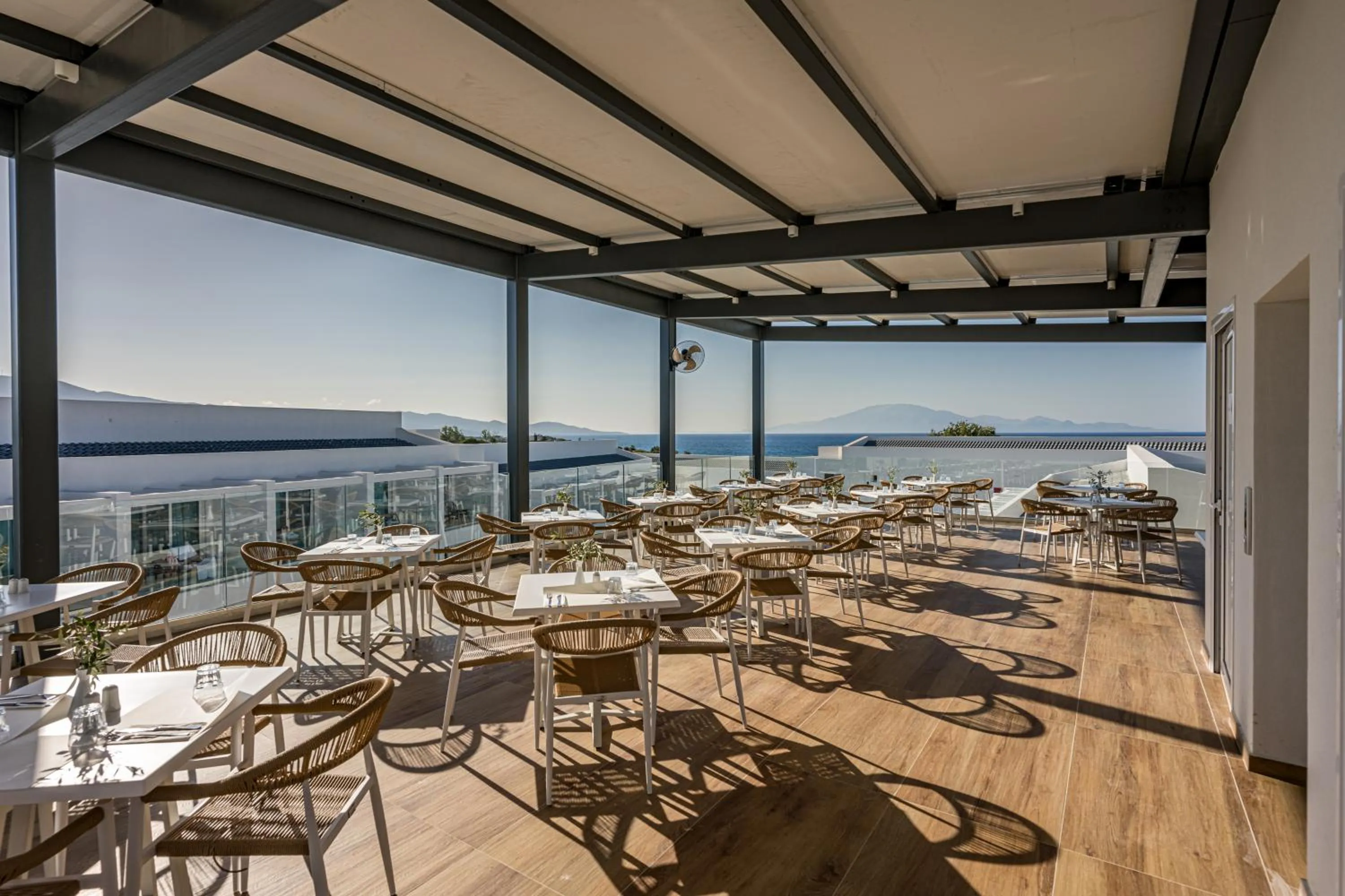 Restaurant/places to eat in Mirage Bleu Hotel