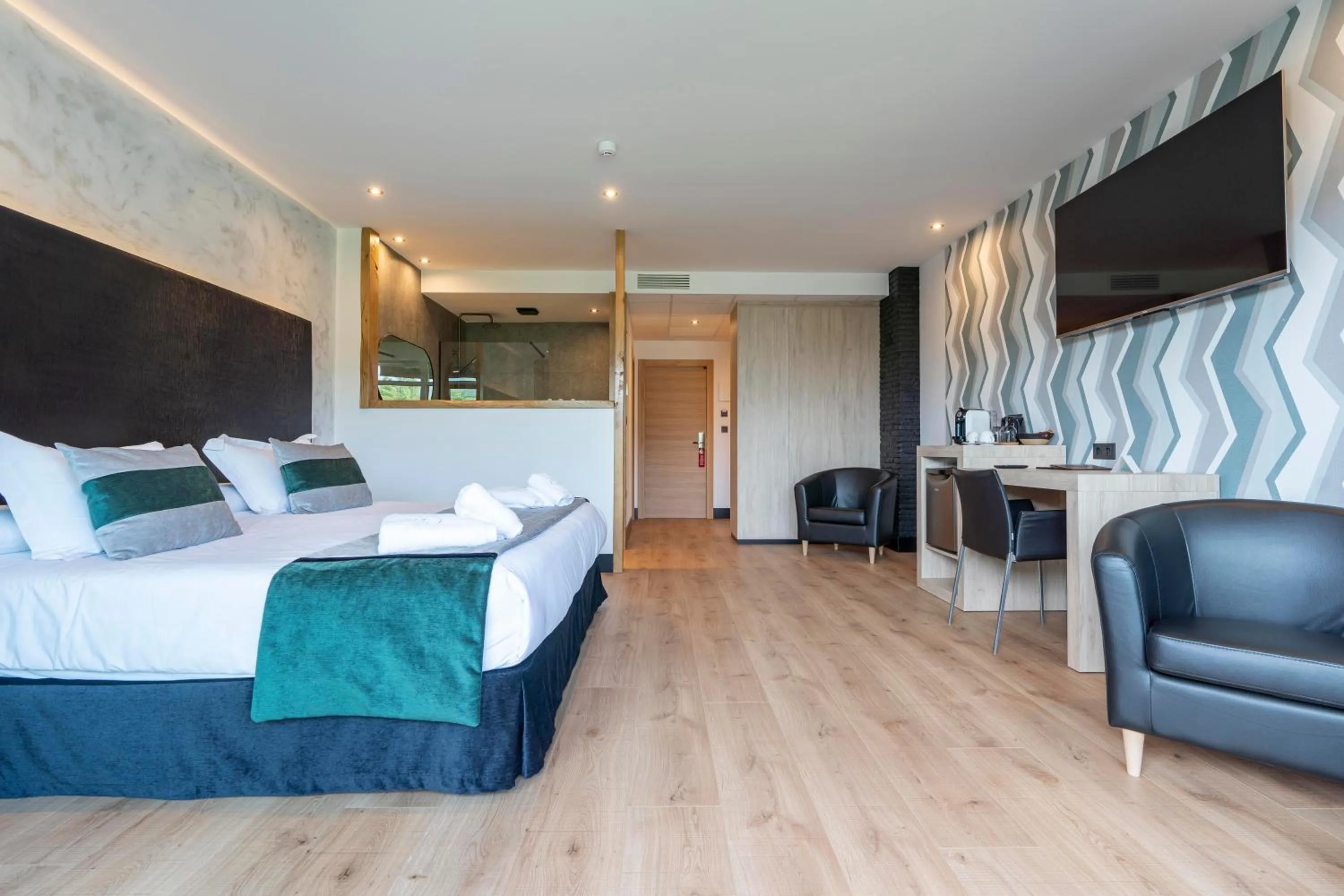 Shower, Bed in Hotel Mirador de la Cepada