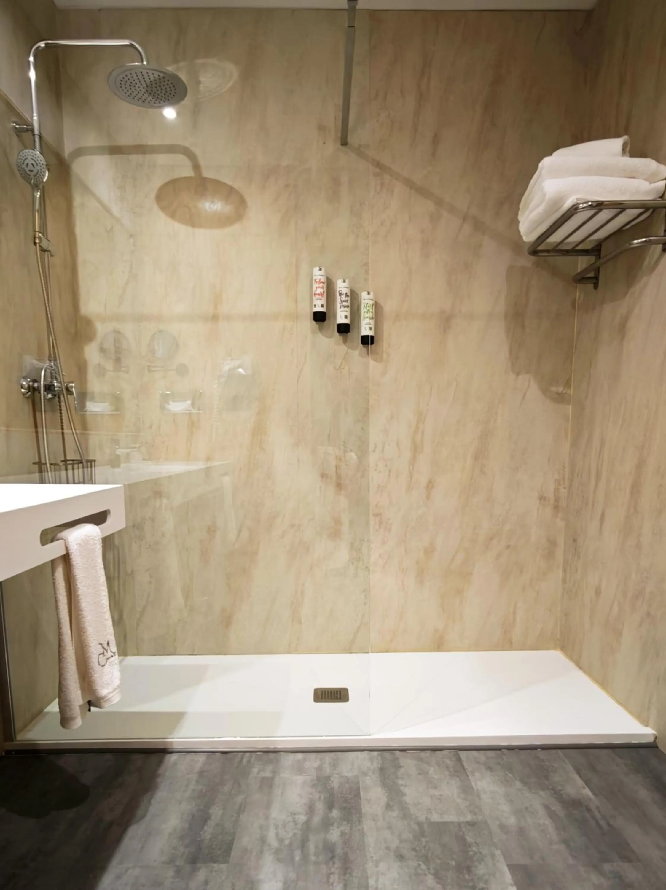 Shower in Hotel Mirador de la Cepada