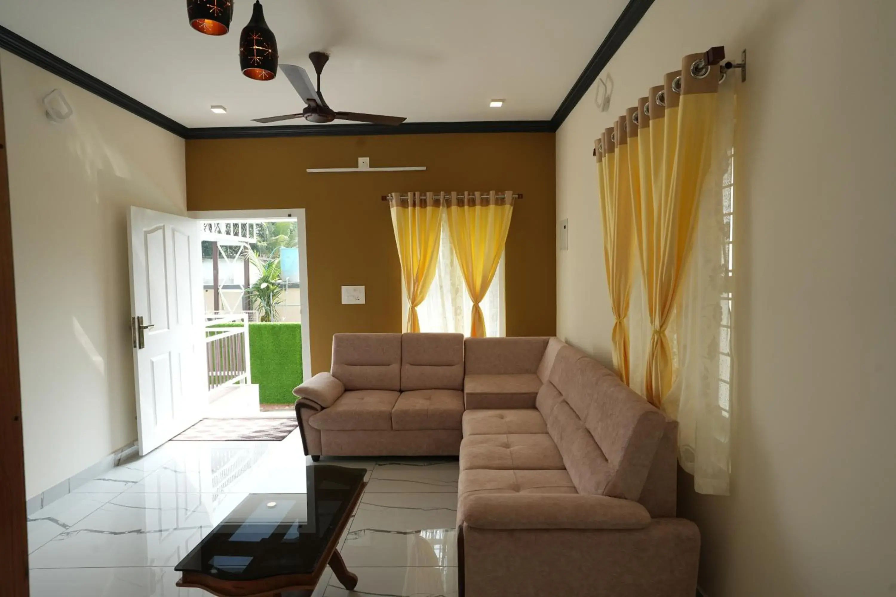 Queen Room with Pool View in Lakeway Resorts Queen Room with Pool View in Lakeway Resorts