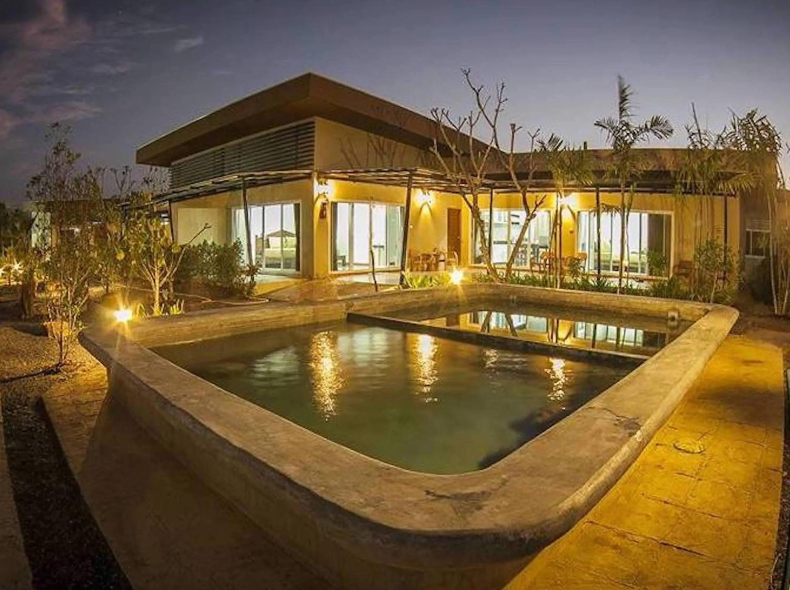 Night in Saline Hot Spring Resort นำ้พุร้อนเค็ม รีสอร์ท