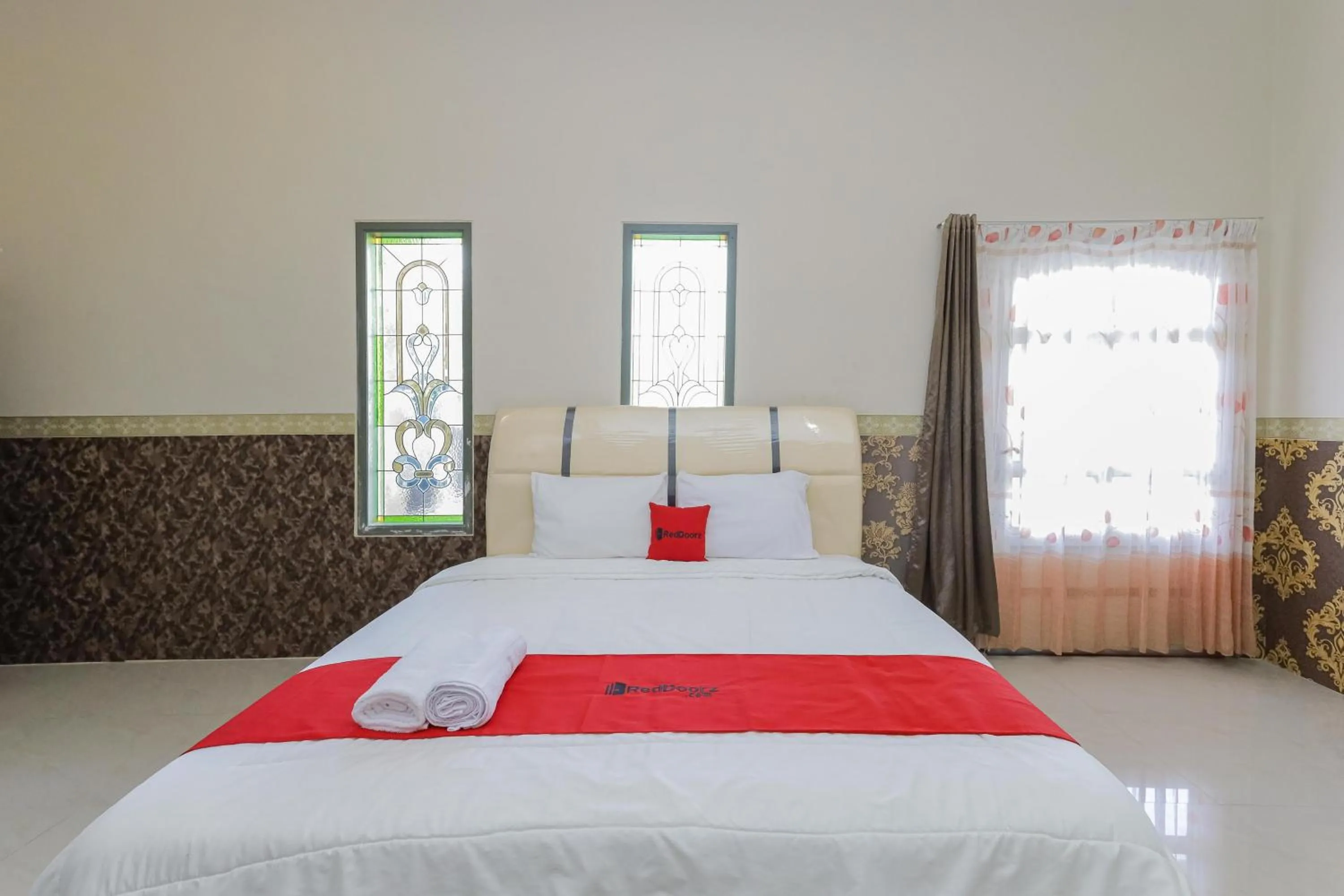 Bedroom, Bed in RedDoorz Plus @ Villa Bontes Batu