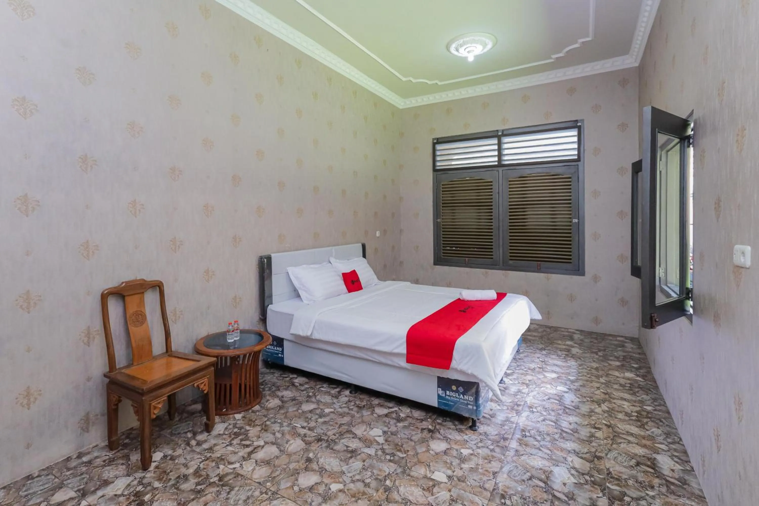 Bedroom, Bed in RedDoorz Plus @ Villa Bontes Batu