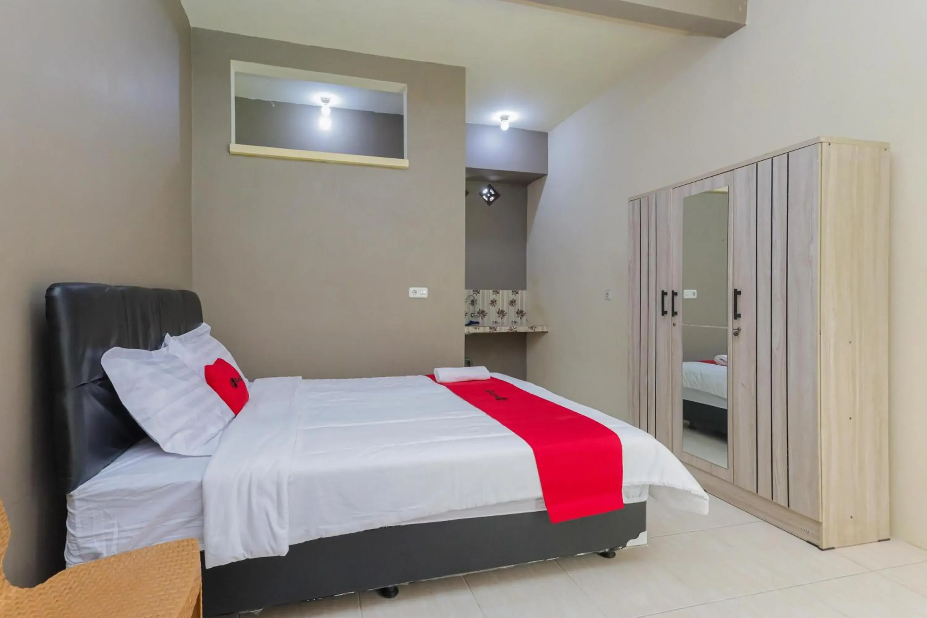 Standard Double Room in RedDoorz Plus @ Villa Bontes Batu Standard Double Room in RedDoorz Plus @ Villa Bontes Batu