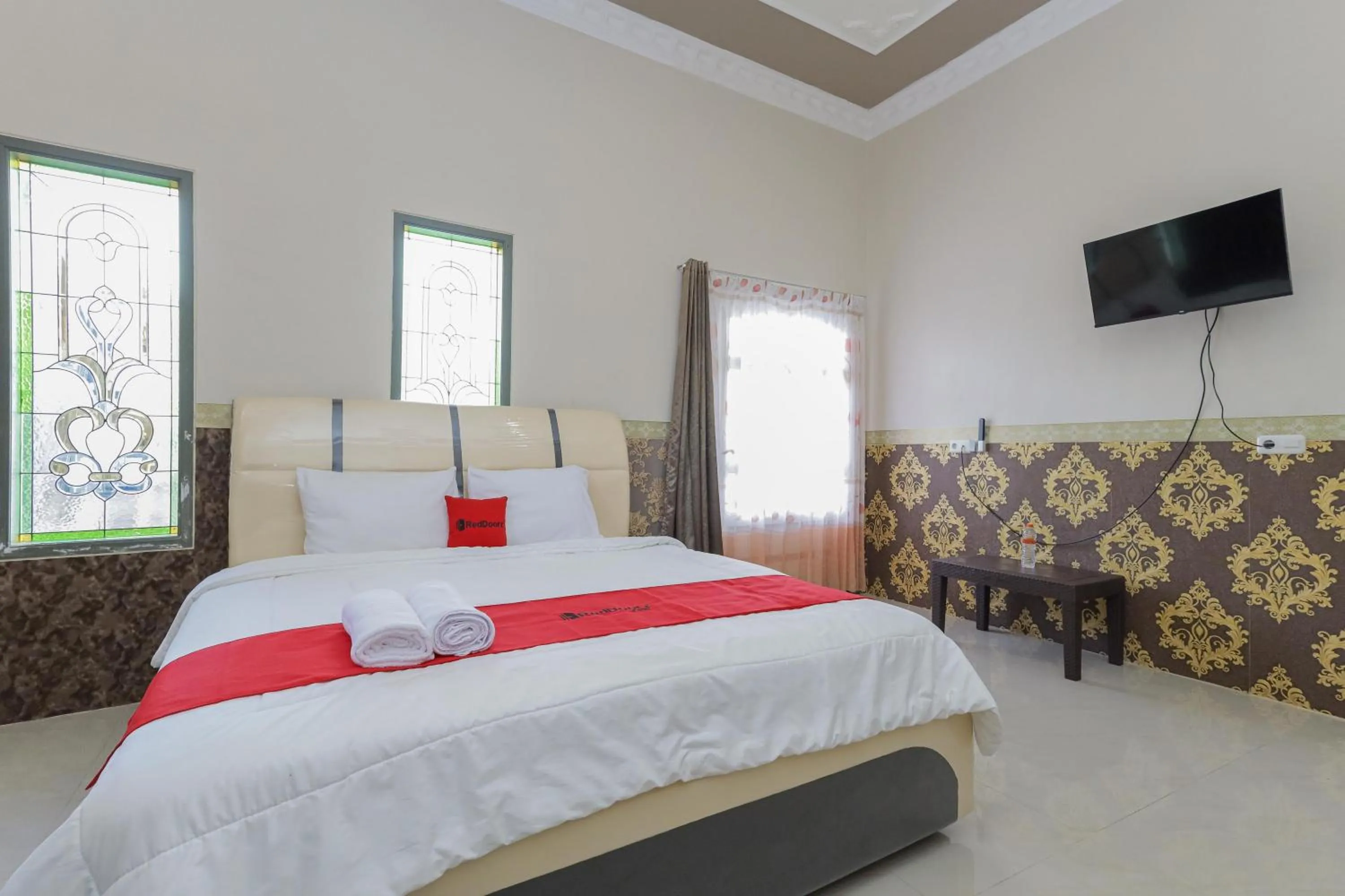 Bedroom, Bed in RedDoorz Plus @ Villa Bontes Batu