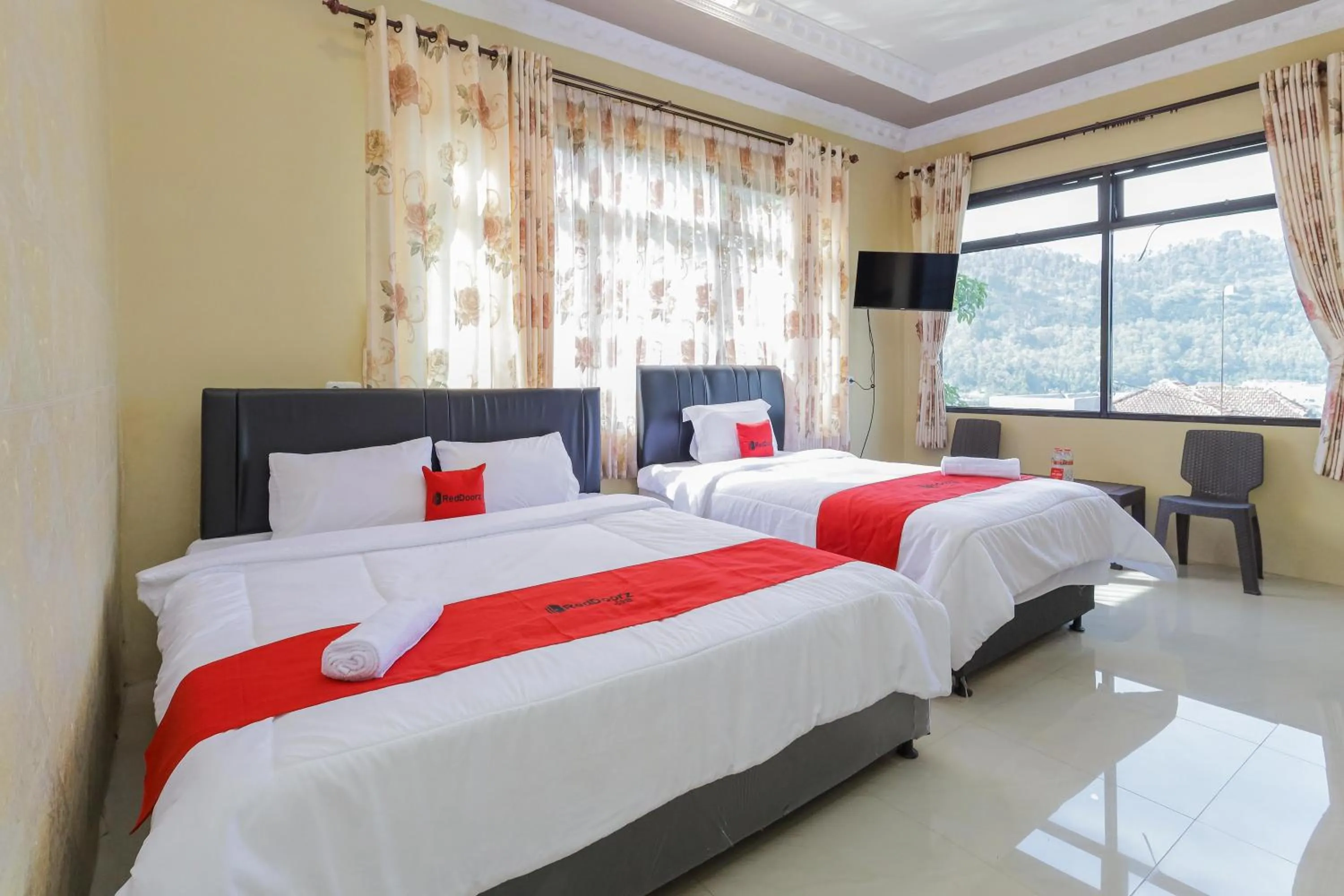Bedroom, Bed in RedDoorz Plus @ Villa Bontes Batu