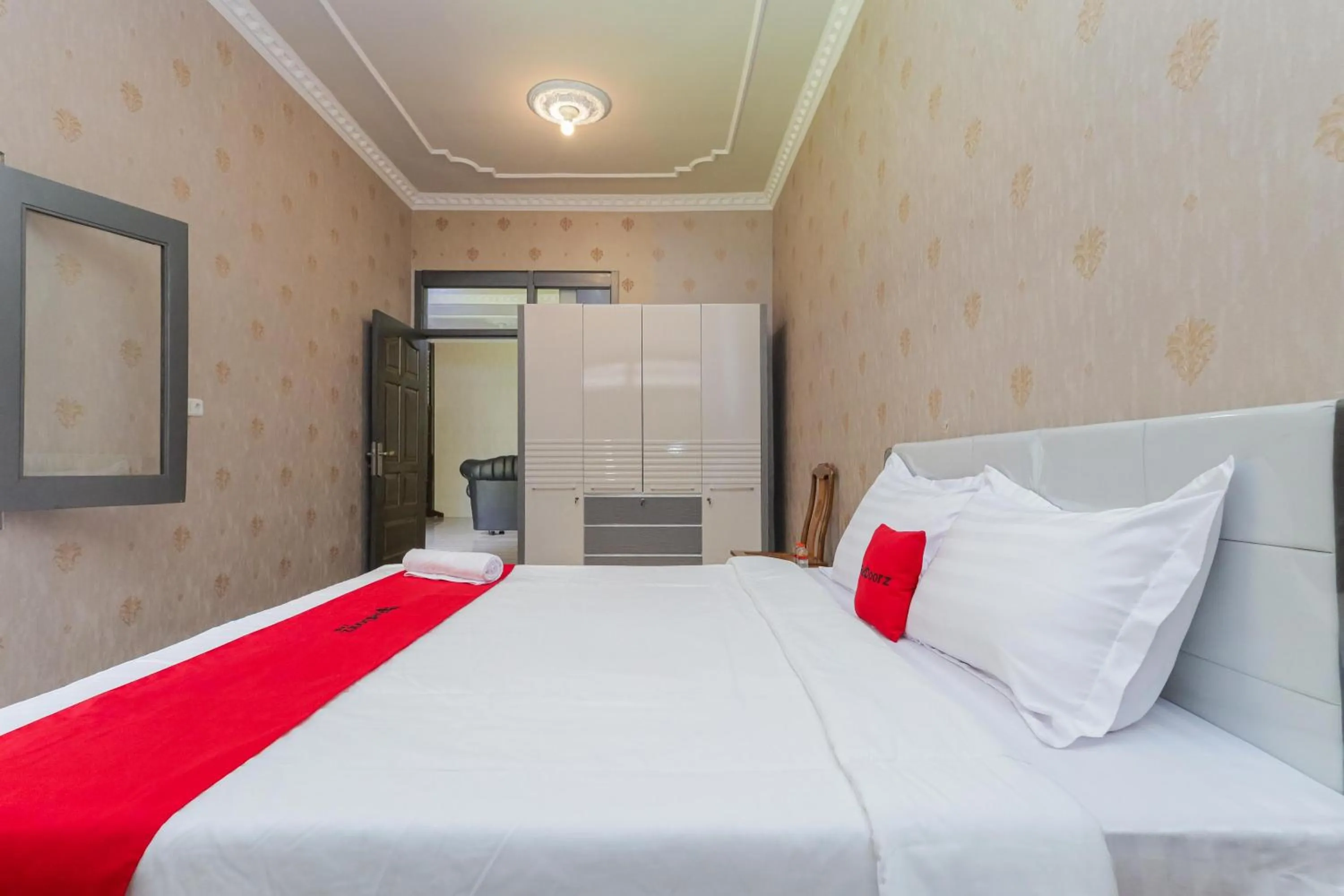 Bedroom, Bed in RedDoorz Plus @ Villa Bontes Batu