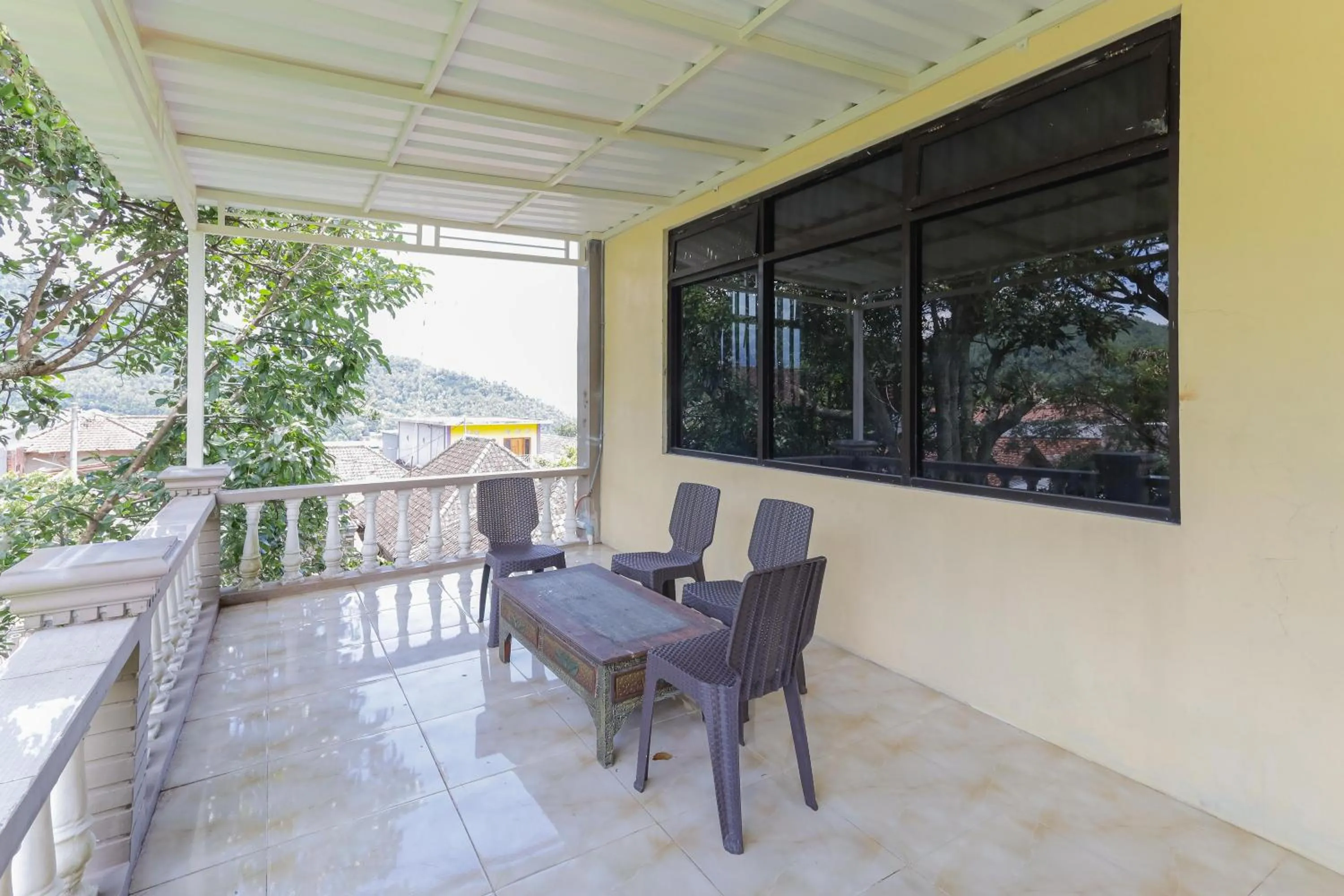 Balcony/Terrace in RedDoorz Plus @ Villa Bontes Batu