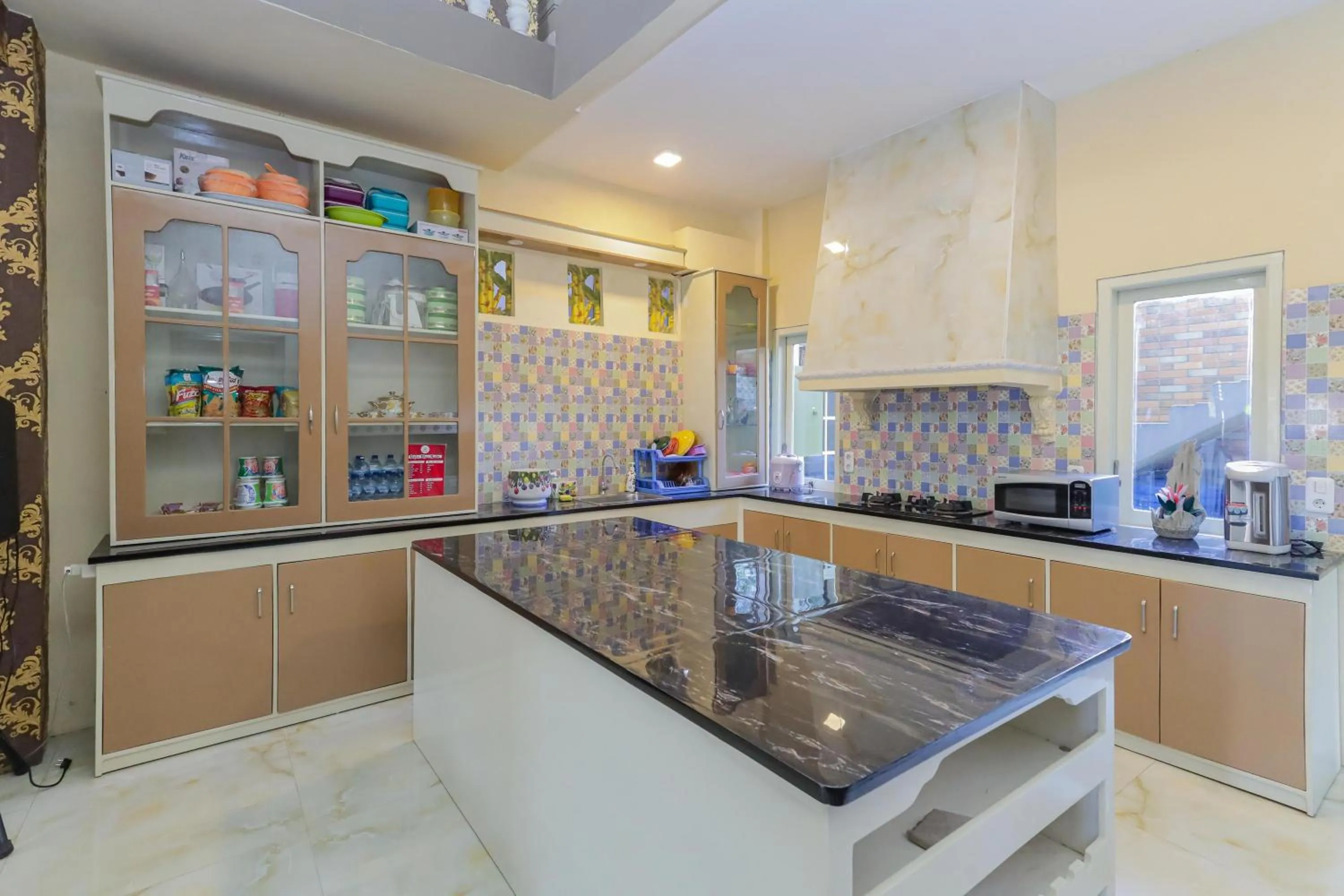 Kitchen or kitchenette in RedDoorz Plus @ Villa Bontes Batu