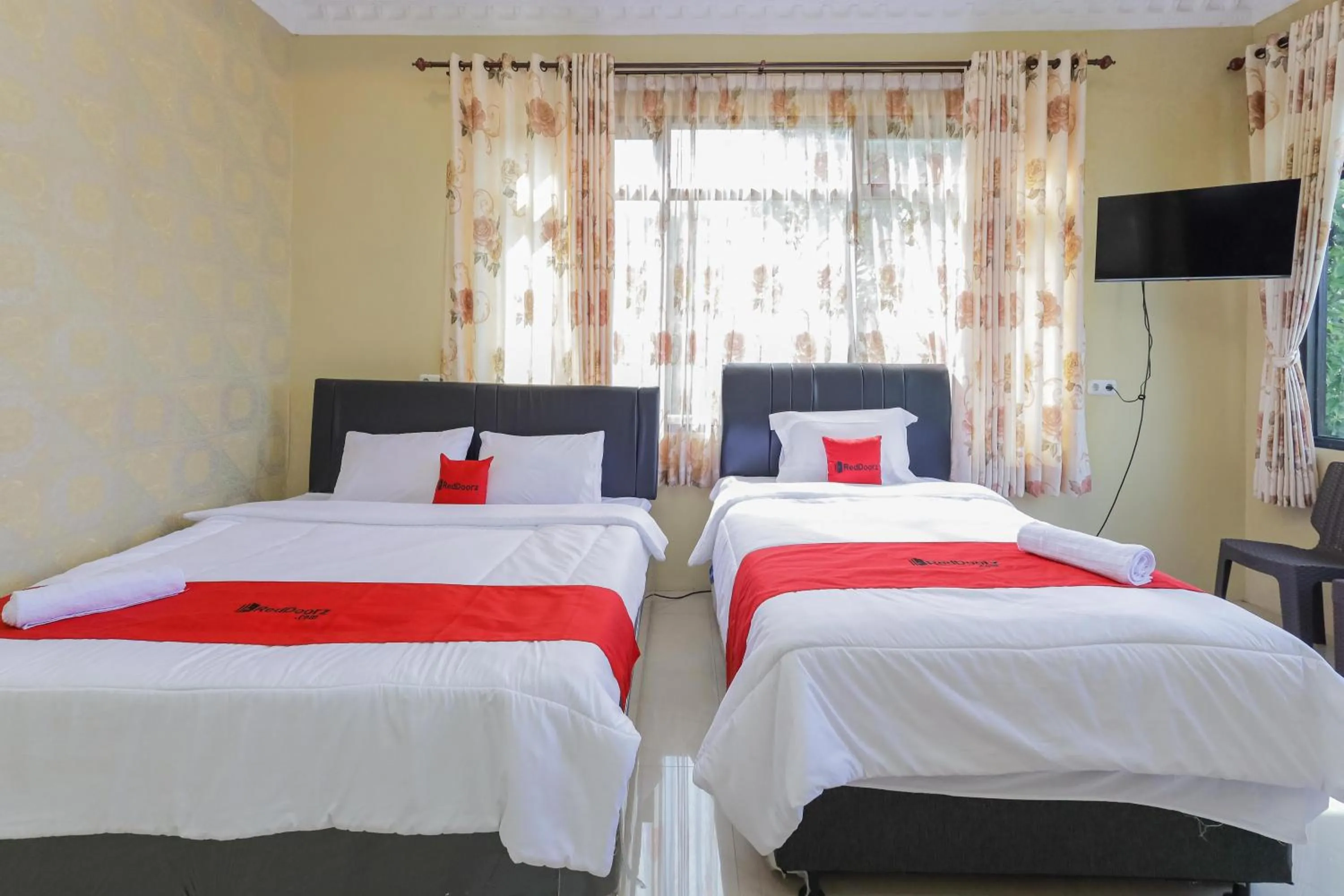 Bedroom, Bed in RedDoorz Plus @ Villa Bontes Batu