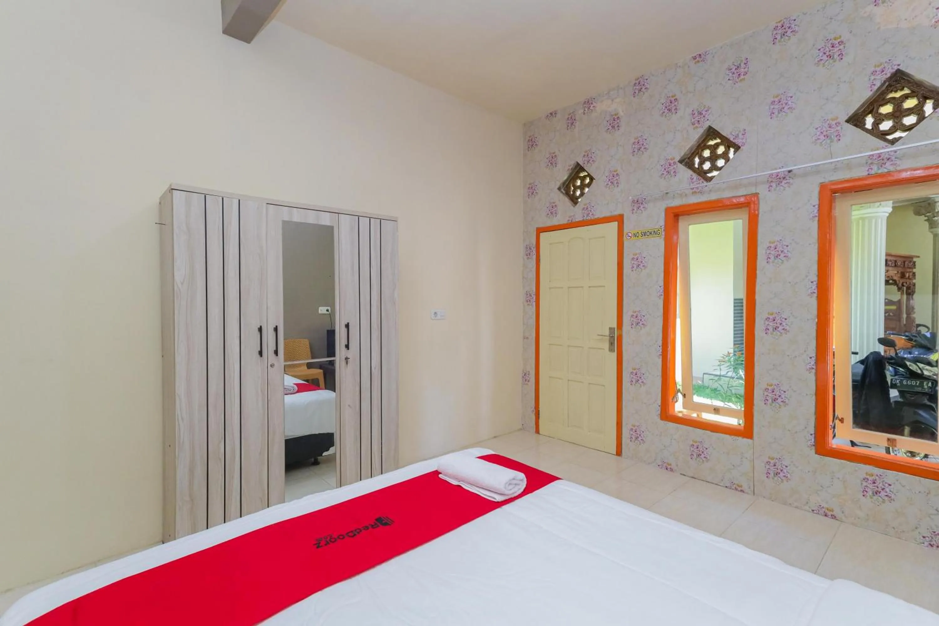 Bedroom, Bed in RedDoorz Plus @ Villa Bontes Batu