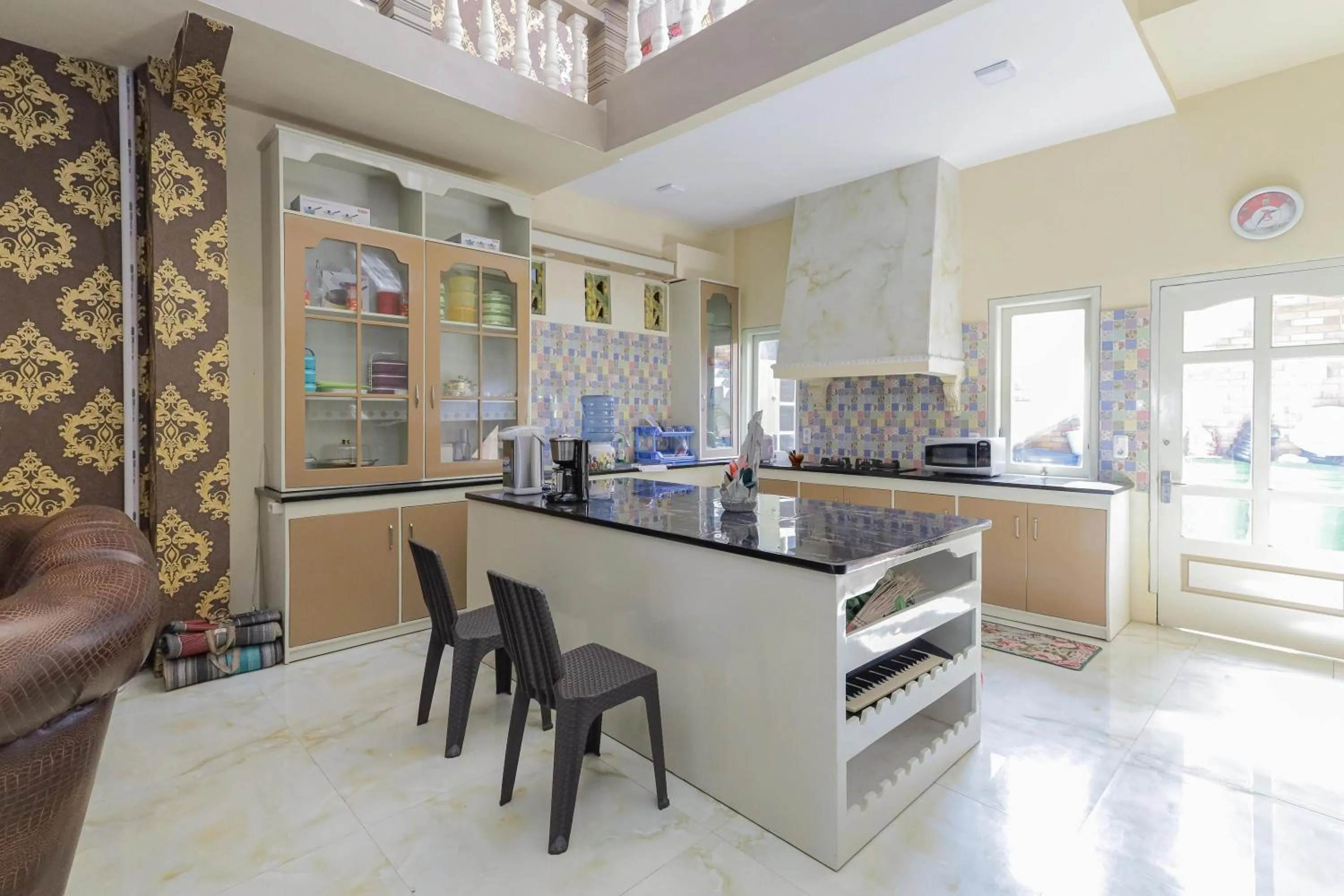 Kitchen or kitchenette in RedDoorz Plus @ Villa Bontes Batu