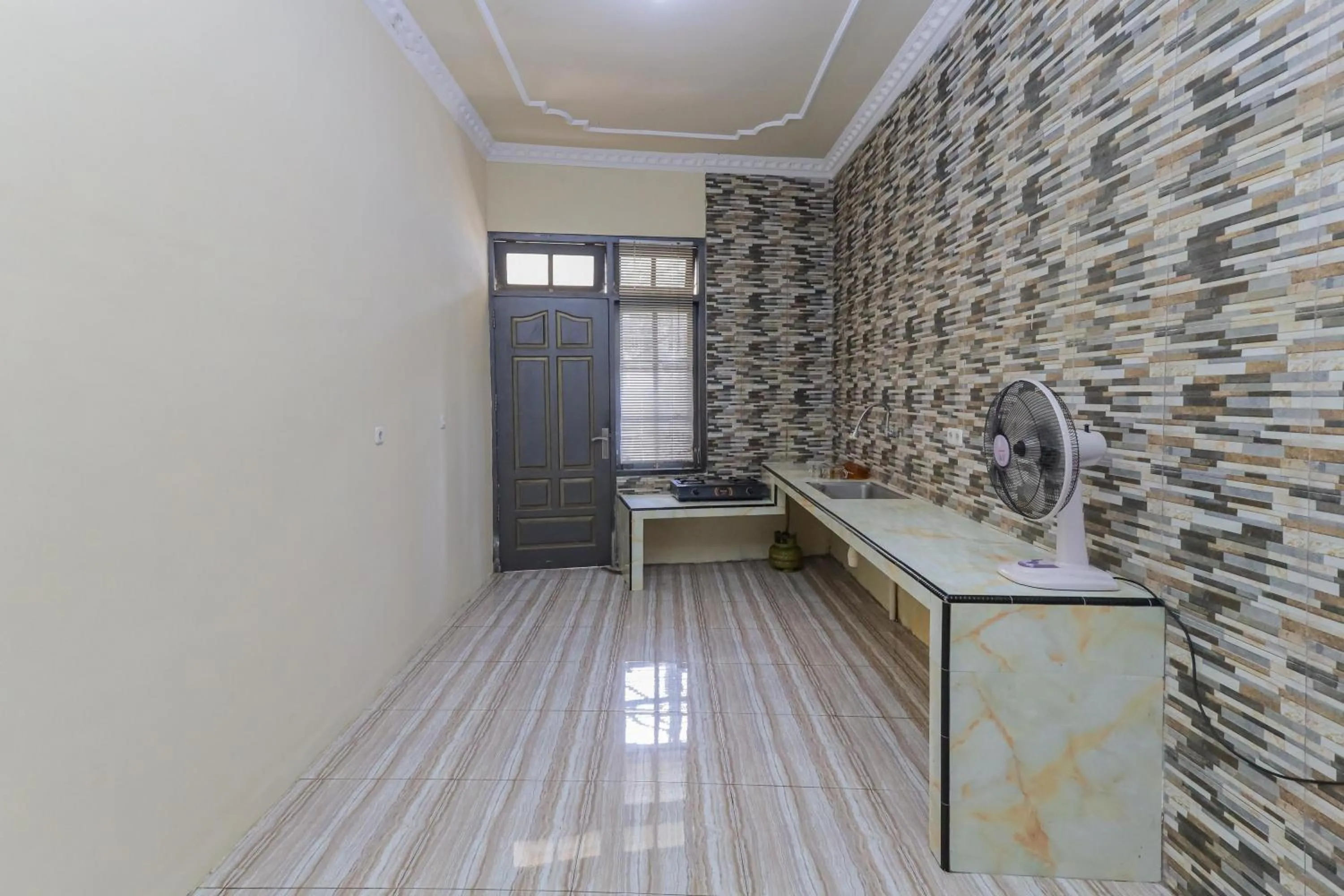 Kitchen or kitchenette in RedDoorz Plus @ Villa Bontes Batu