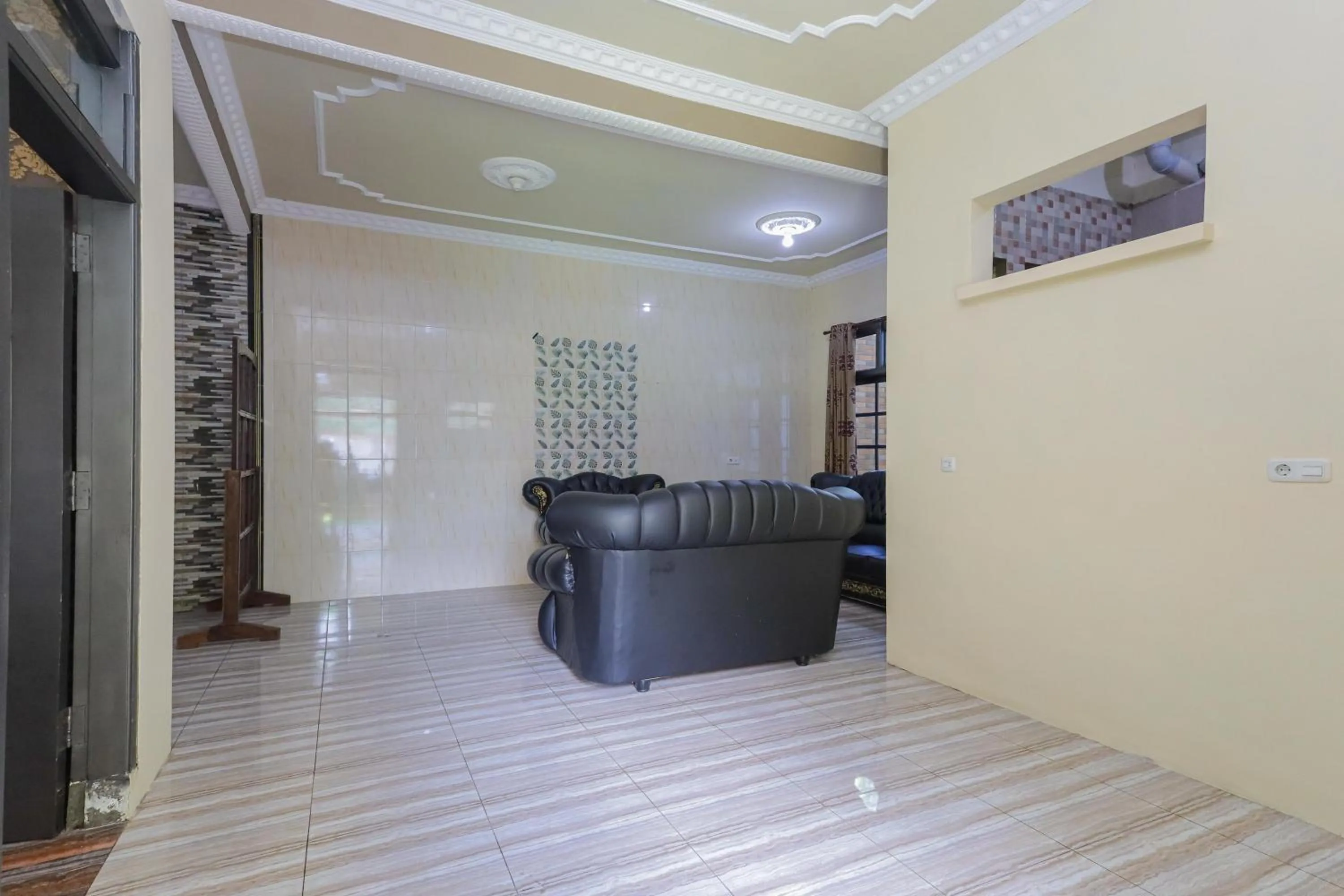 Seating area in RedDoorz Plus @ Villa Bontes Batu