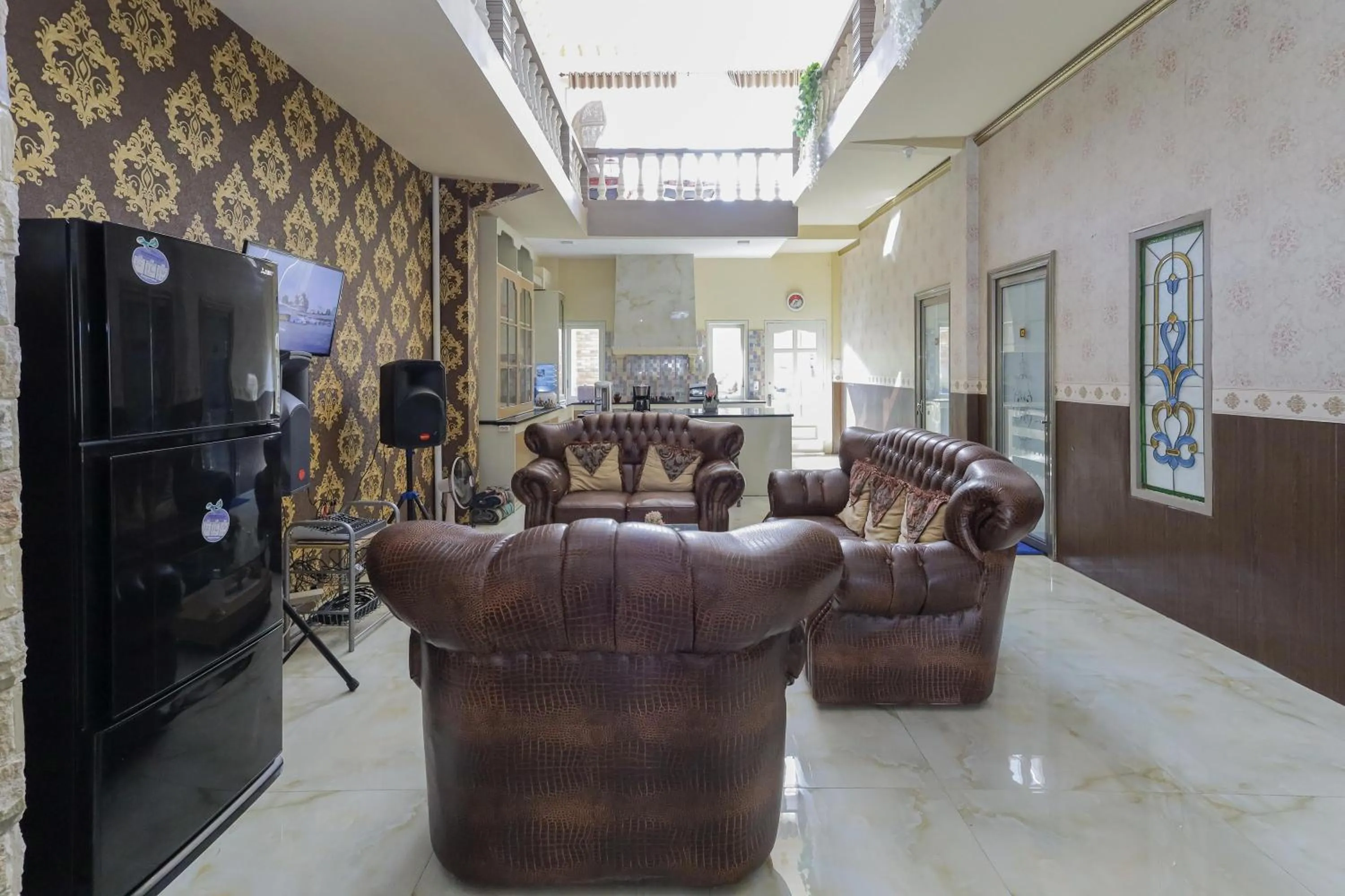 Communal lounge/ TV room in RedDoorz Plus @ Villa Bontes Batu