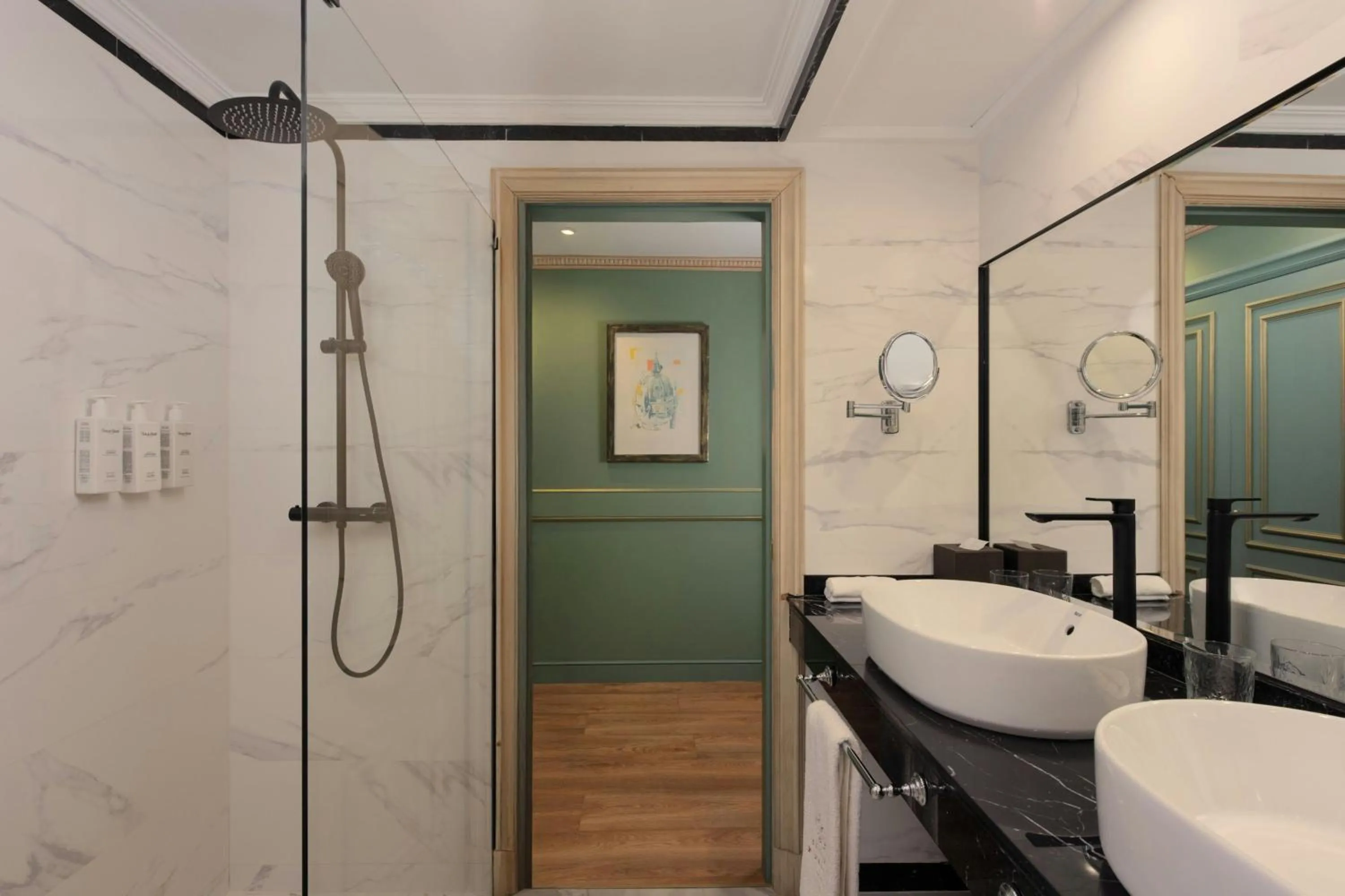 Bathroom in Eugenia de Montijo, Autograph Collection