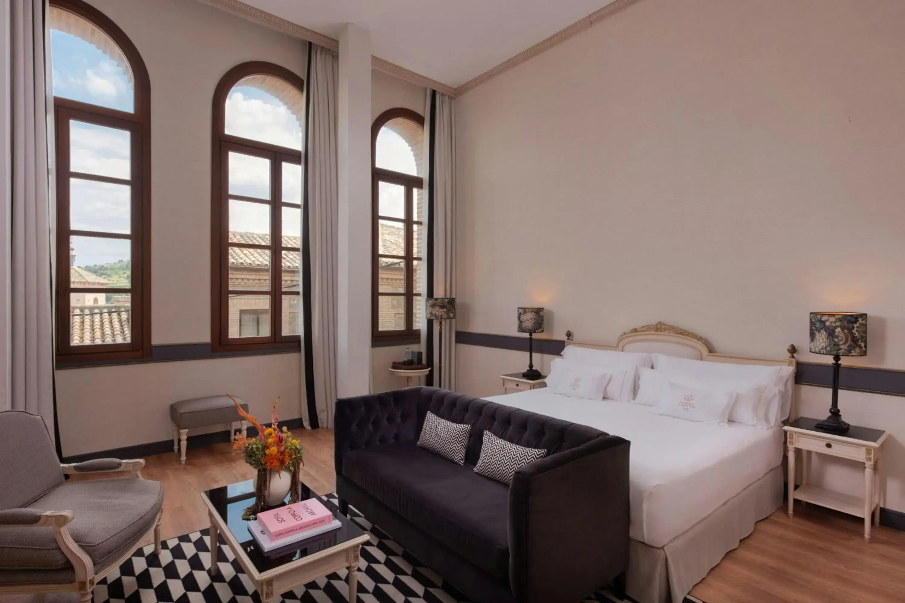 Photo of the whole room, Bed in Eugenia de Montijo, Autograph Collection Photo of the whole room, Bed in Eugenia de Montijo, Autograph Collection