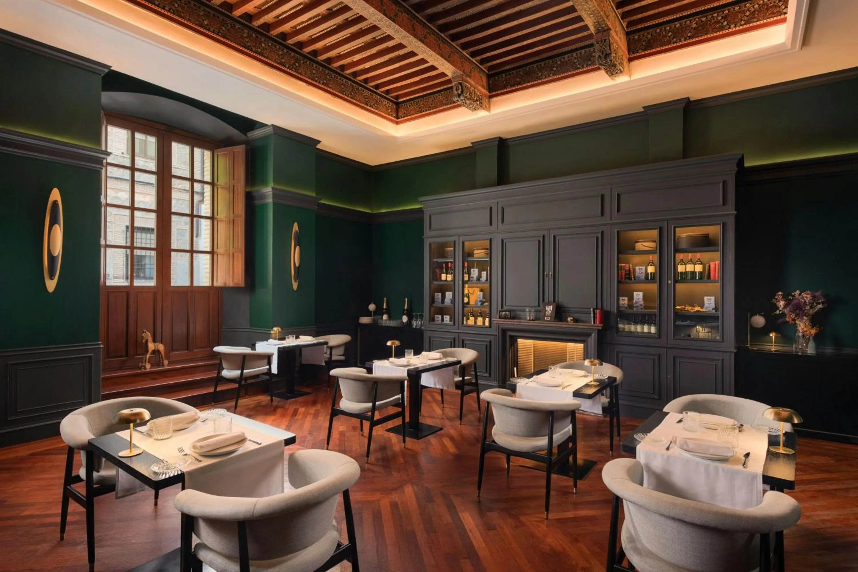 Restaurant/places to eat in Eugenia de Montijo, Autograph Collection