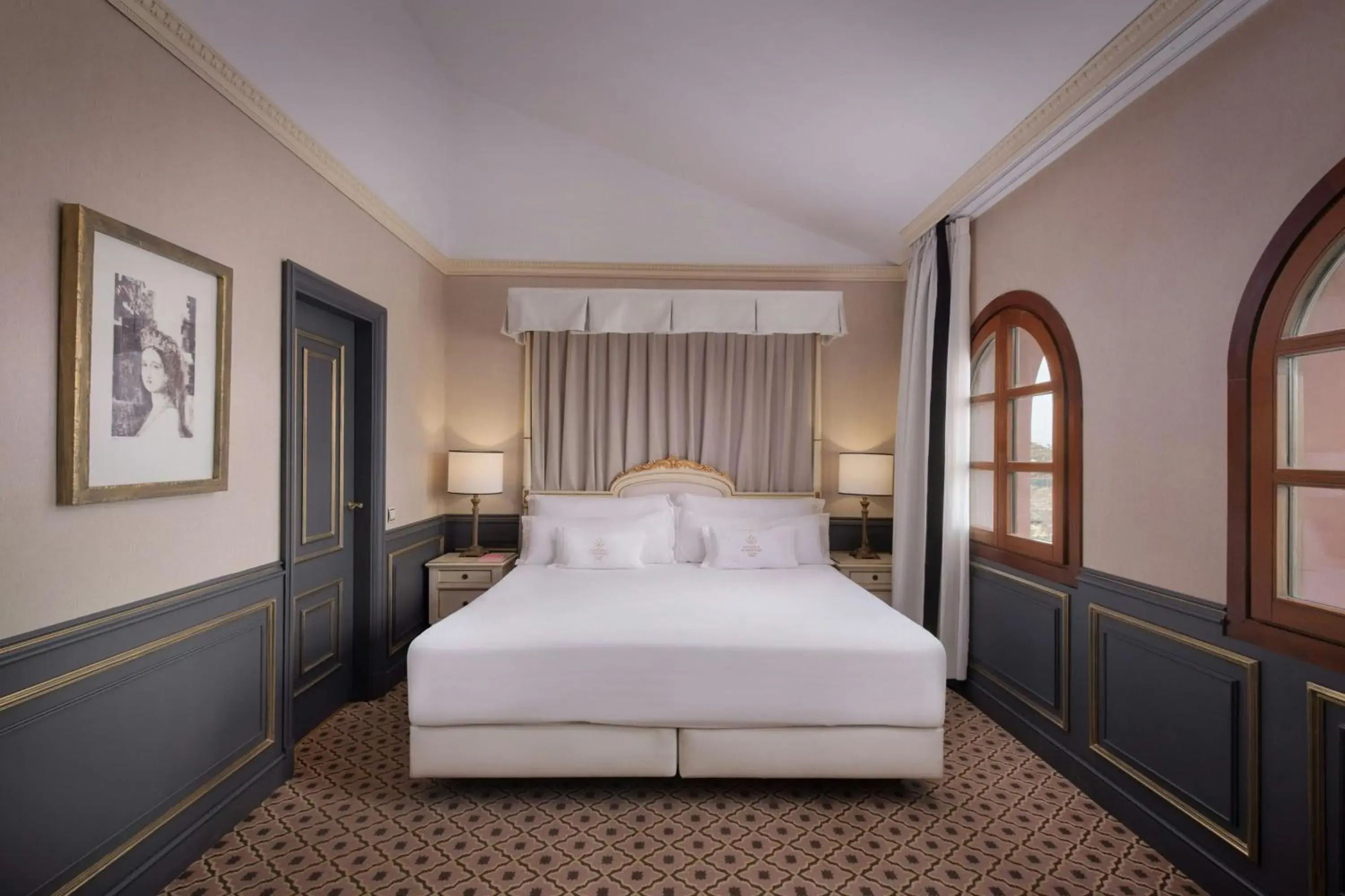 Photo of the whole room, Bed in Eugenia de Montijo, Autograph Collection Photo of the whole room, Bed in Eugenia de Montijo, Autograph Collection