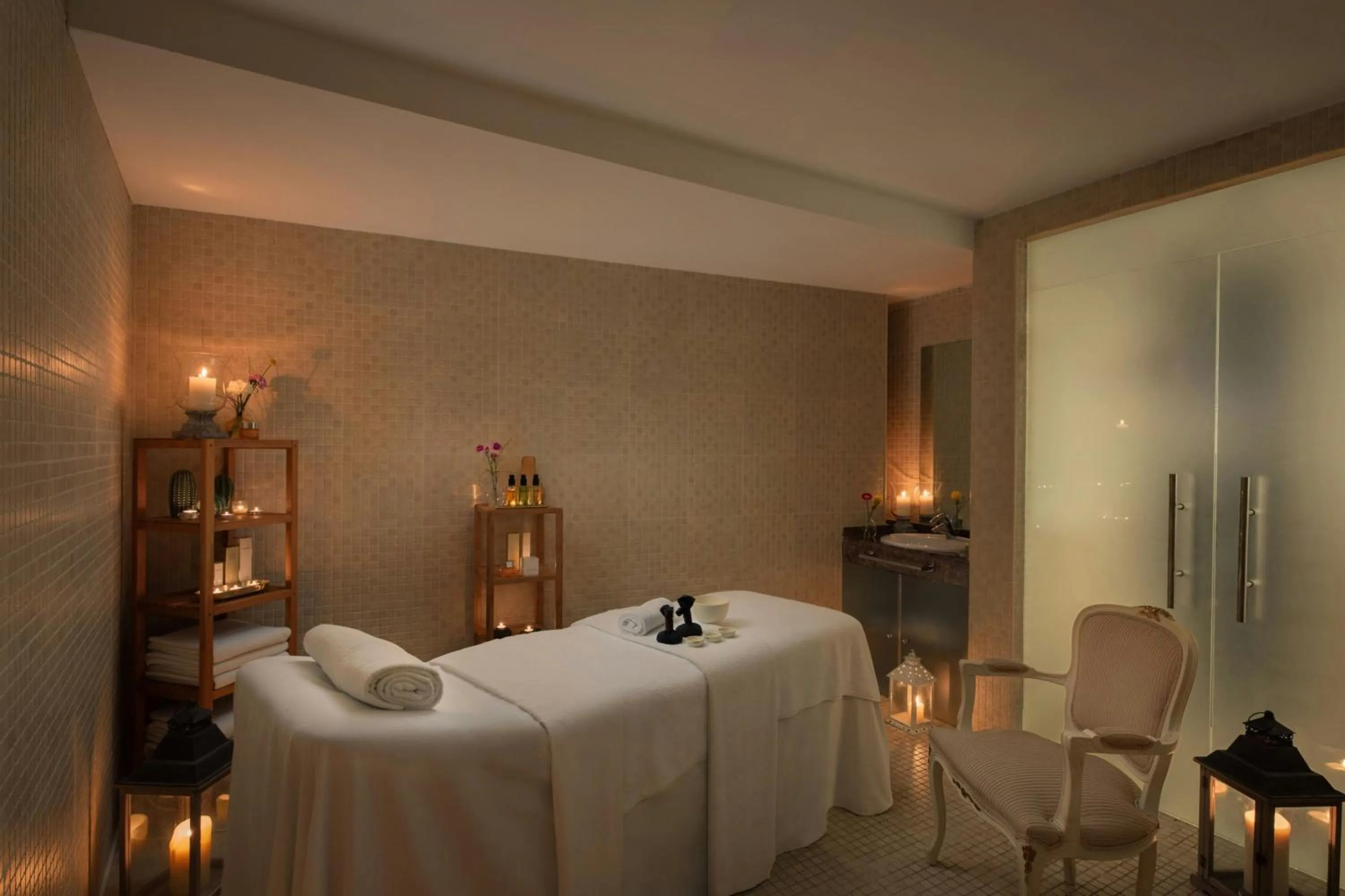 Lounge or bar in Eugenia de Montijo, Autograph Collection