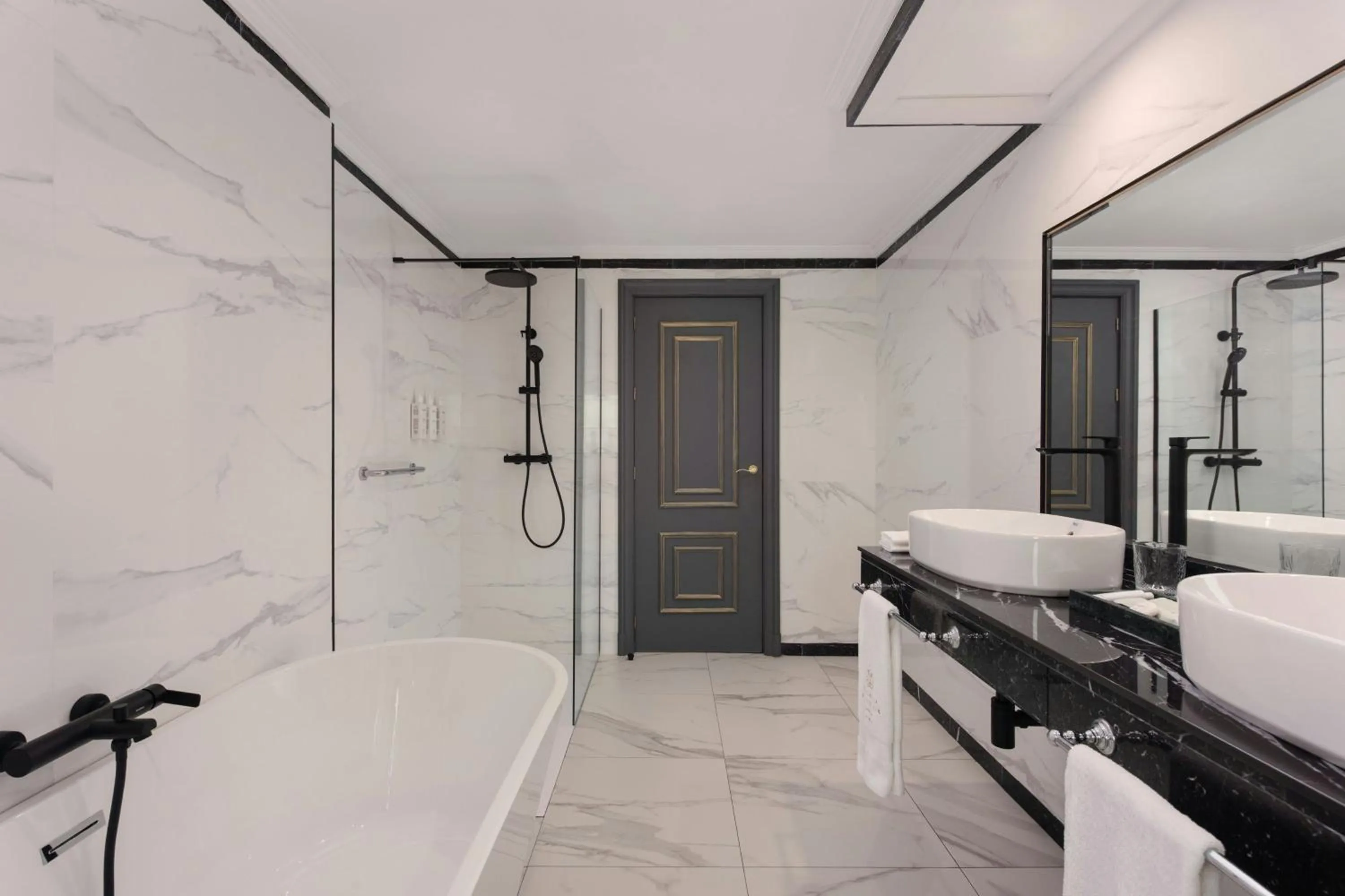 Bathroom in Eugenia de Montijo, Autograph Collection