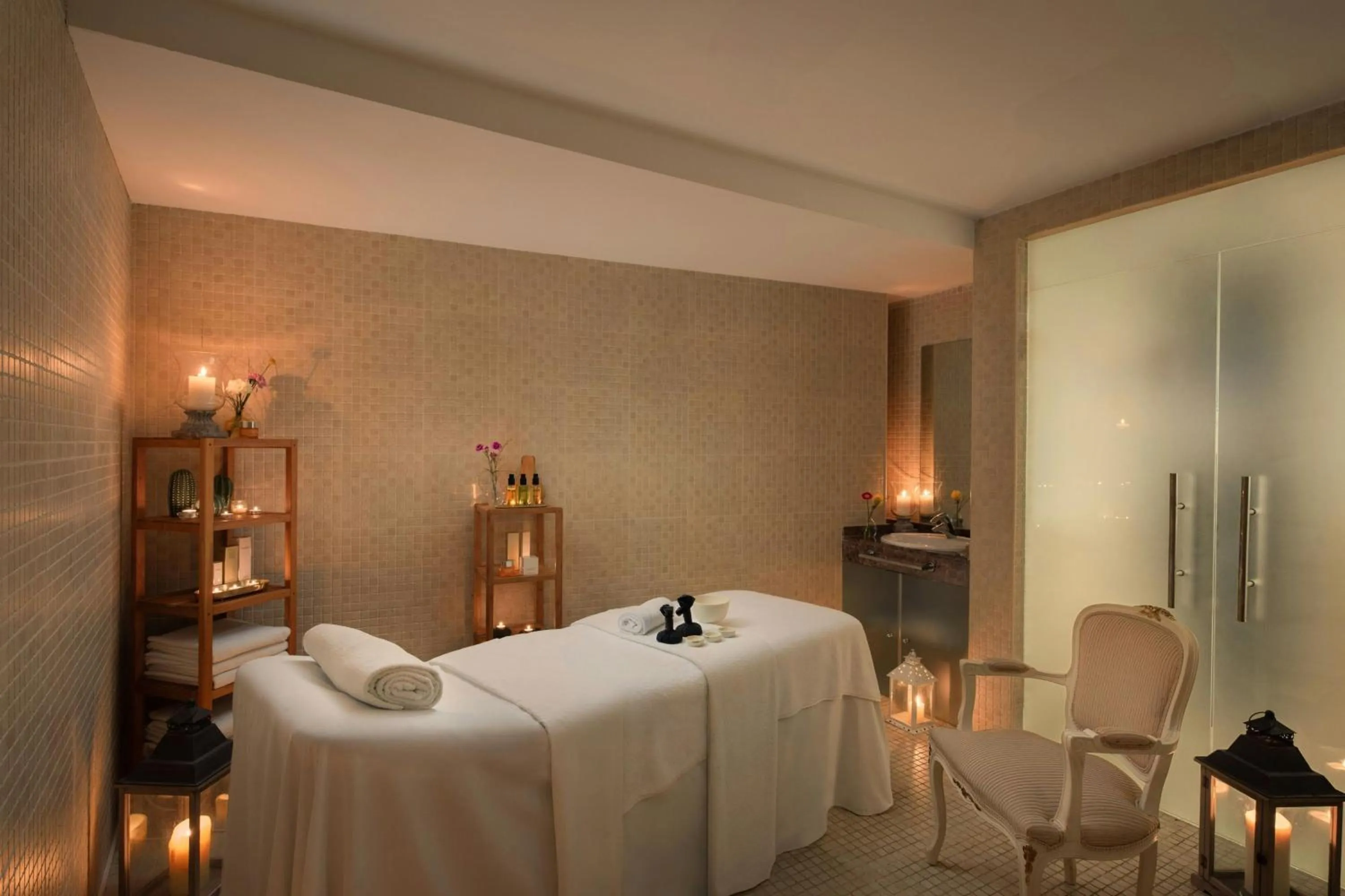 Lounge or bar in Eugenia de Montijo, Autograph Collection