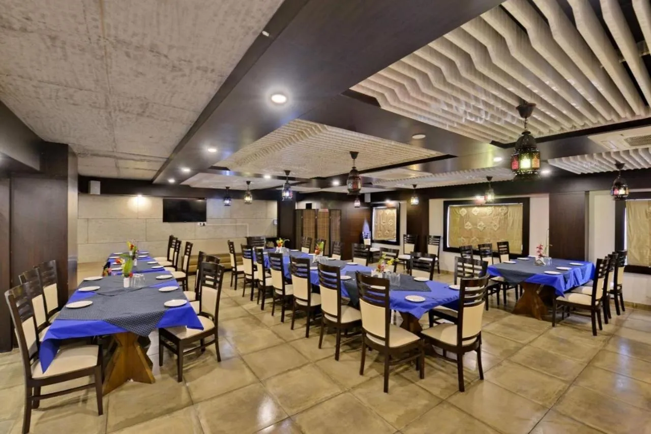 Restaurant/places to eat in hotel puneet international