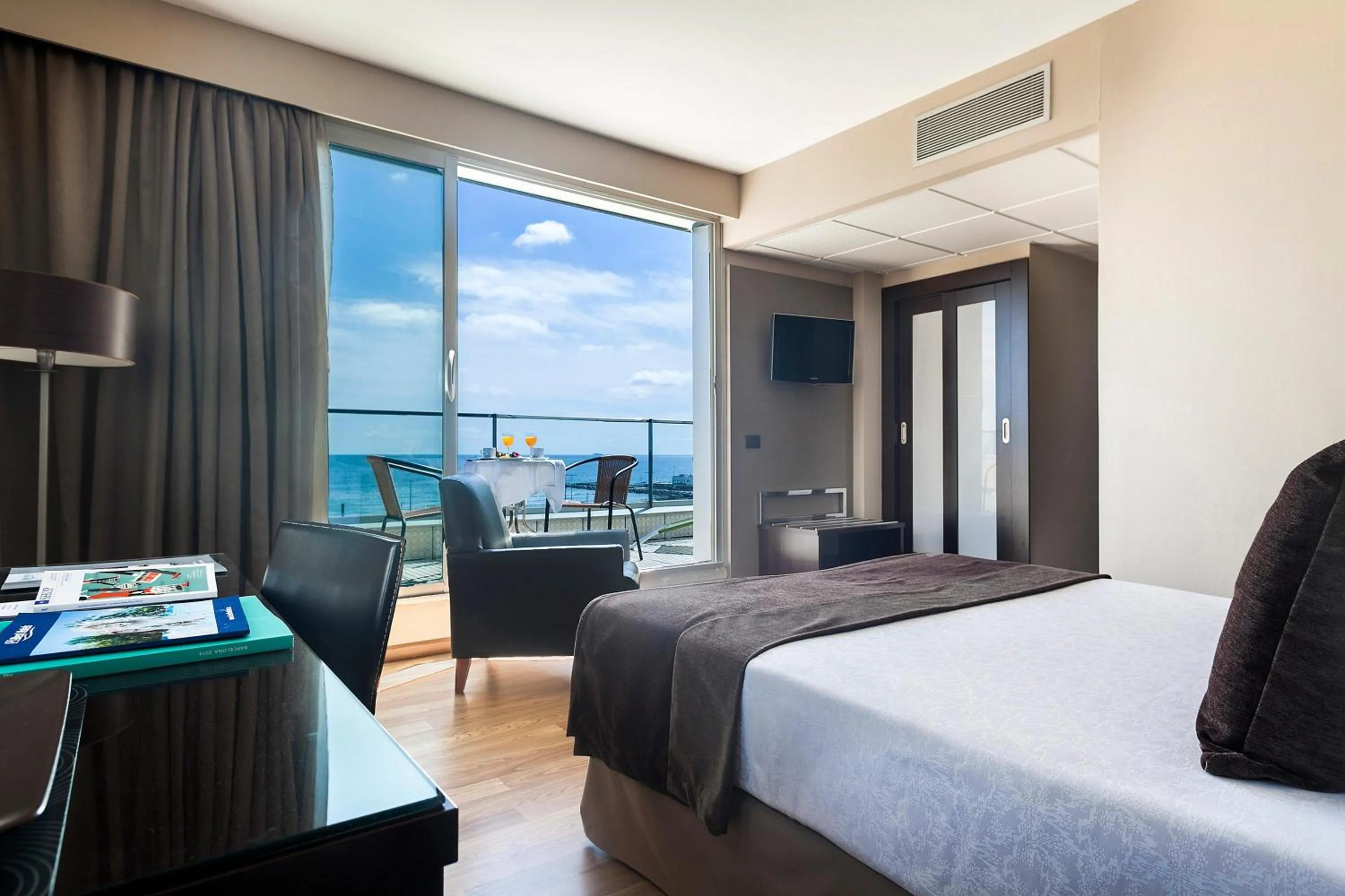 Photo of the whole room, Bed in Hotel Best Front Maritim