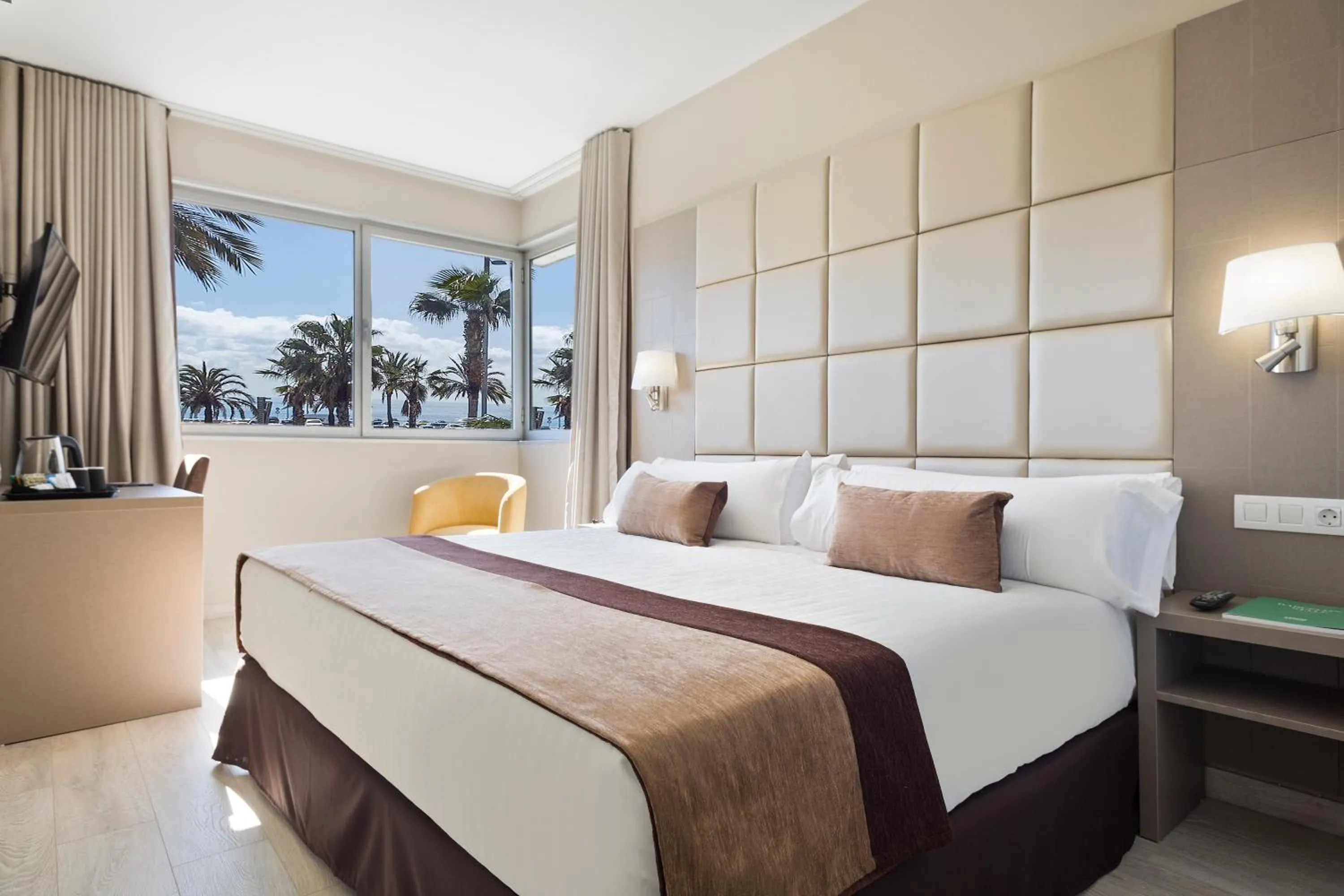 Photo of the whole room, Bed in Hotel Best Front Maritim