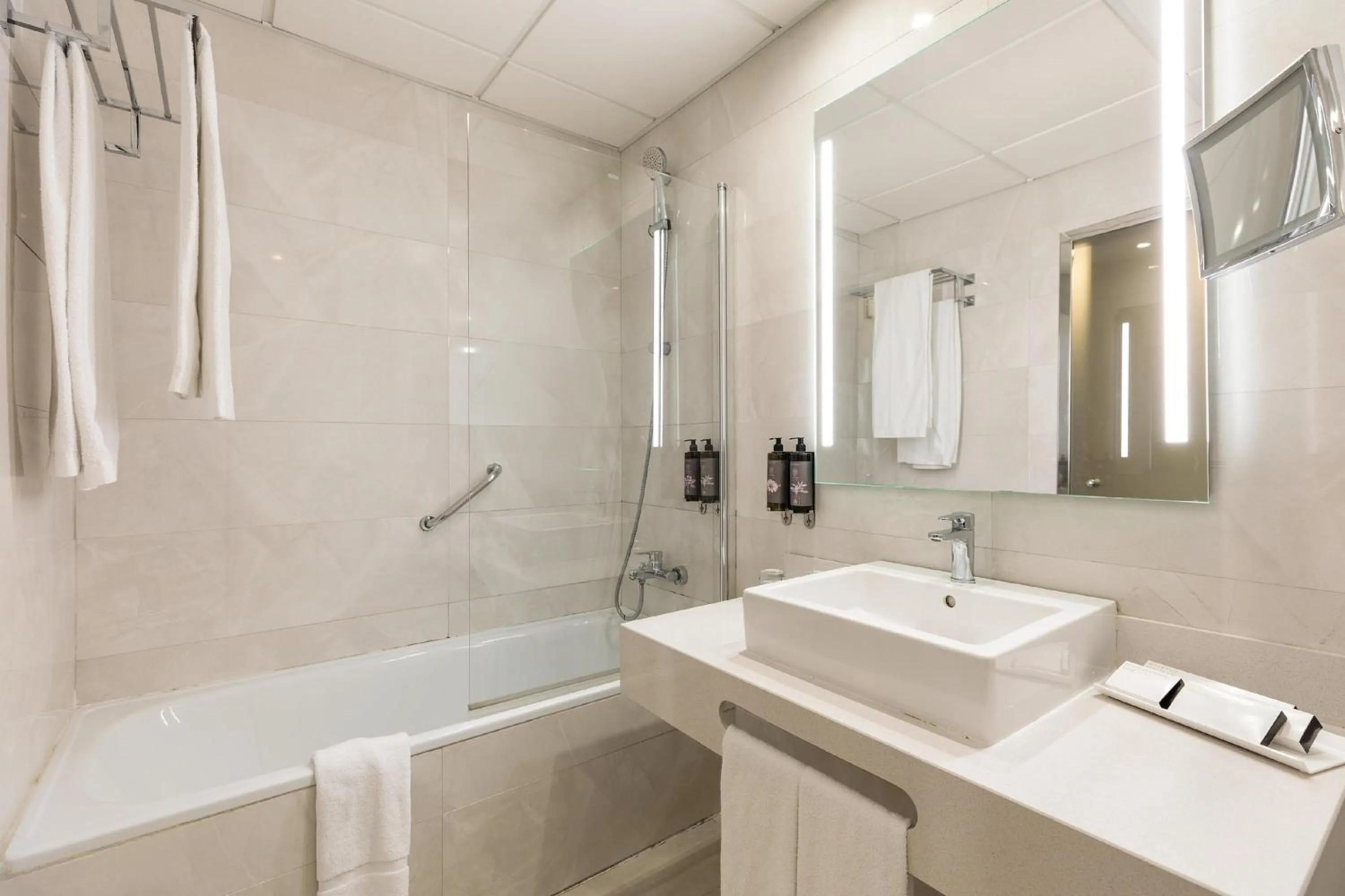 Bathroom in Hotel Best Front Maritim