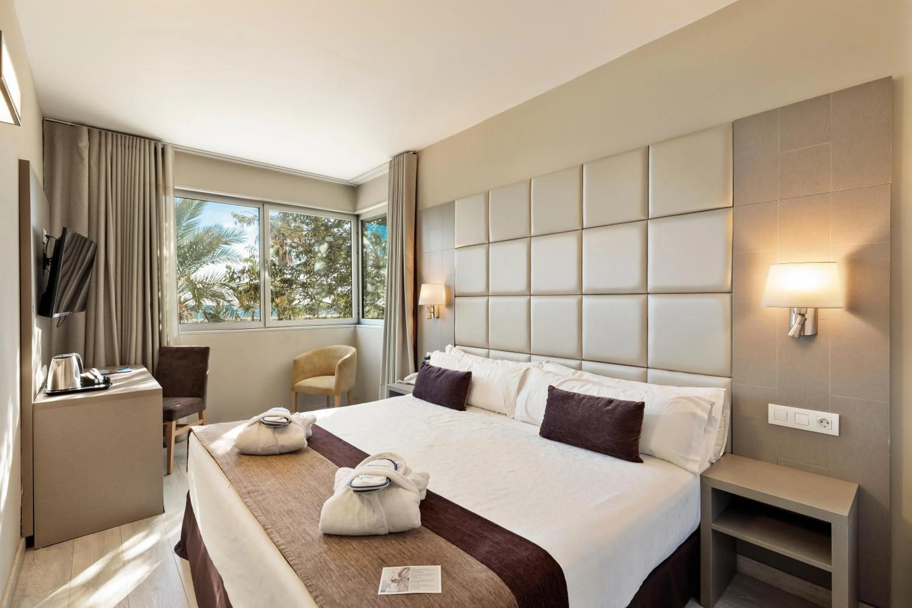 Photo of the whole room, Bed in Hotel Best Front Maritim