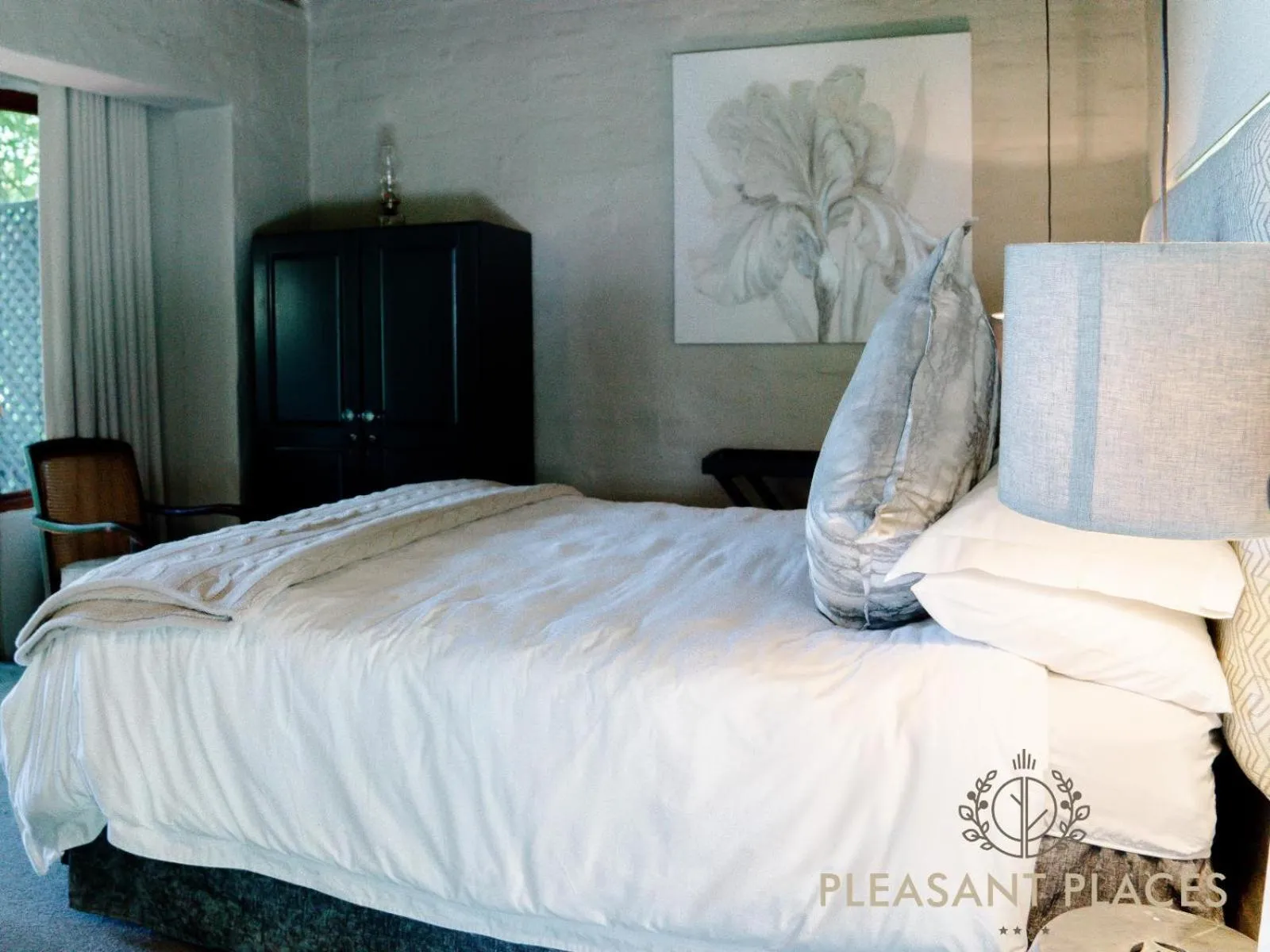Deluxe Double Room with Balcony - single occupancy in Pleasant Places By Sanaandi