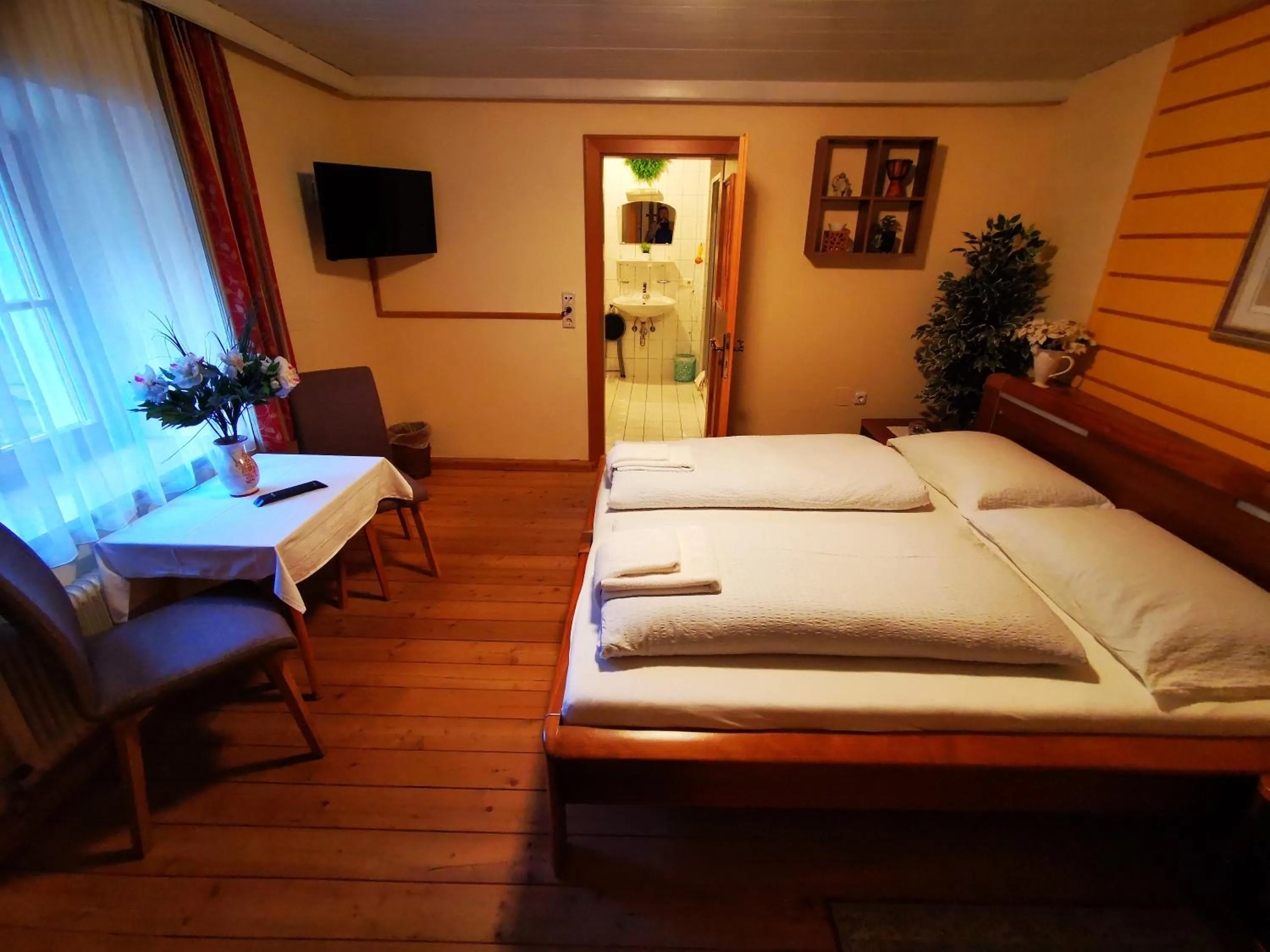 Photo of the whole room, Bed in Gasthof Geronimo