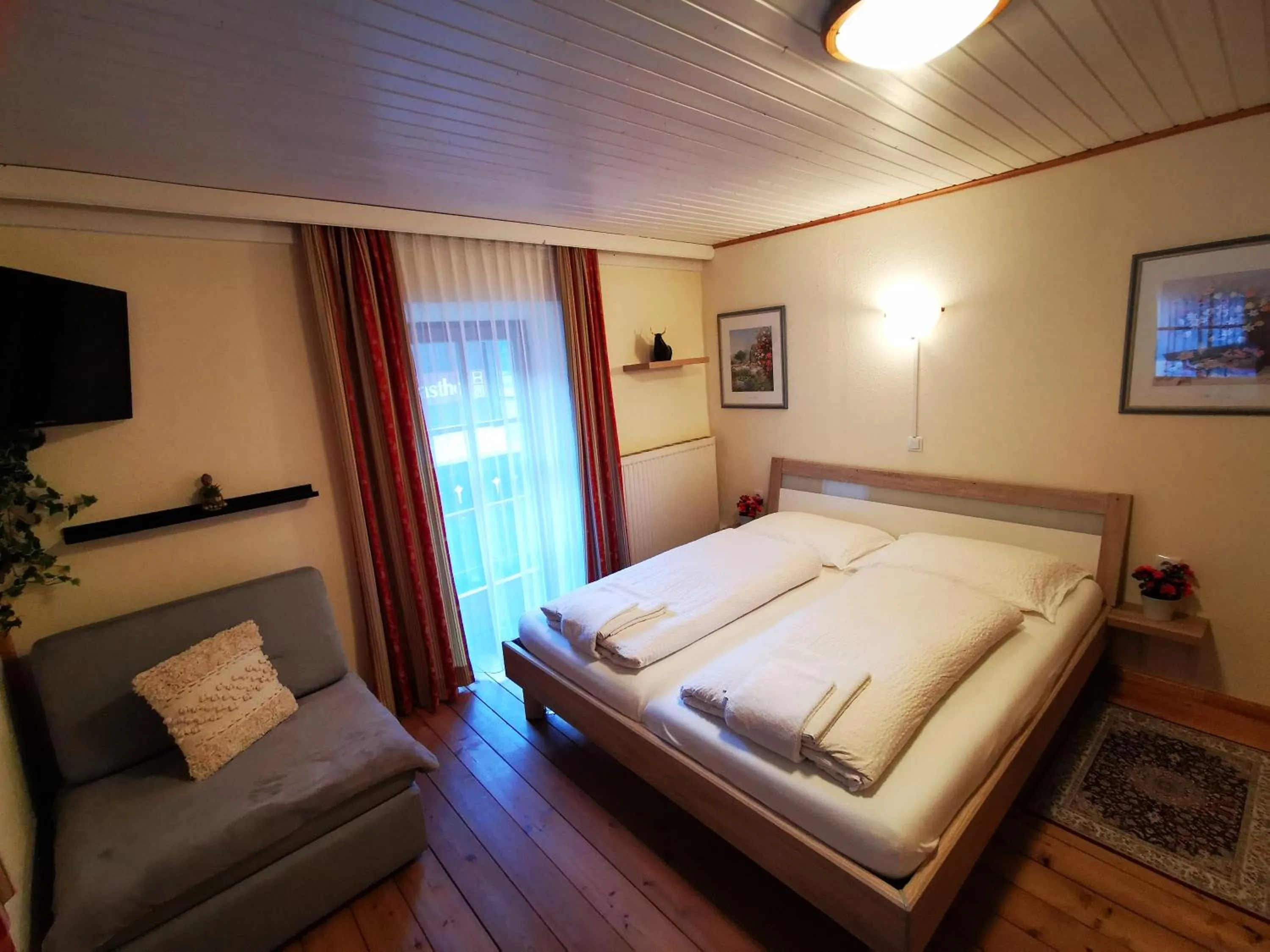 Photo of the whole room, Bed in Gasthof Geronimo