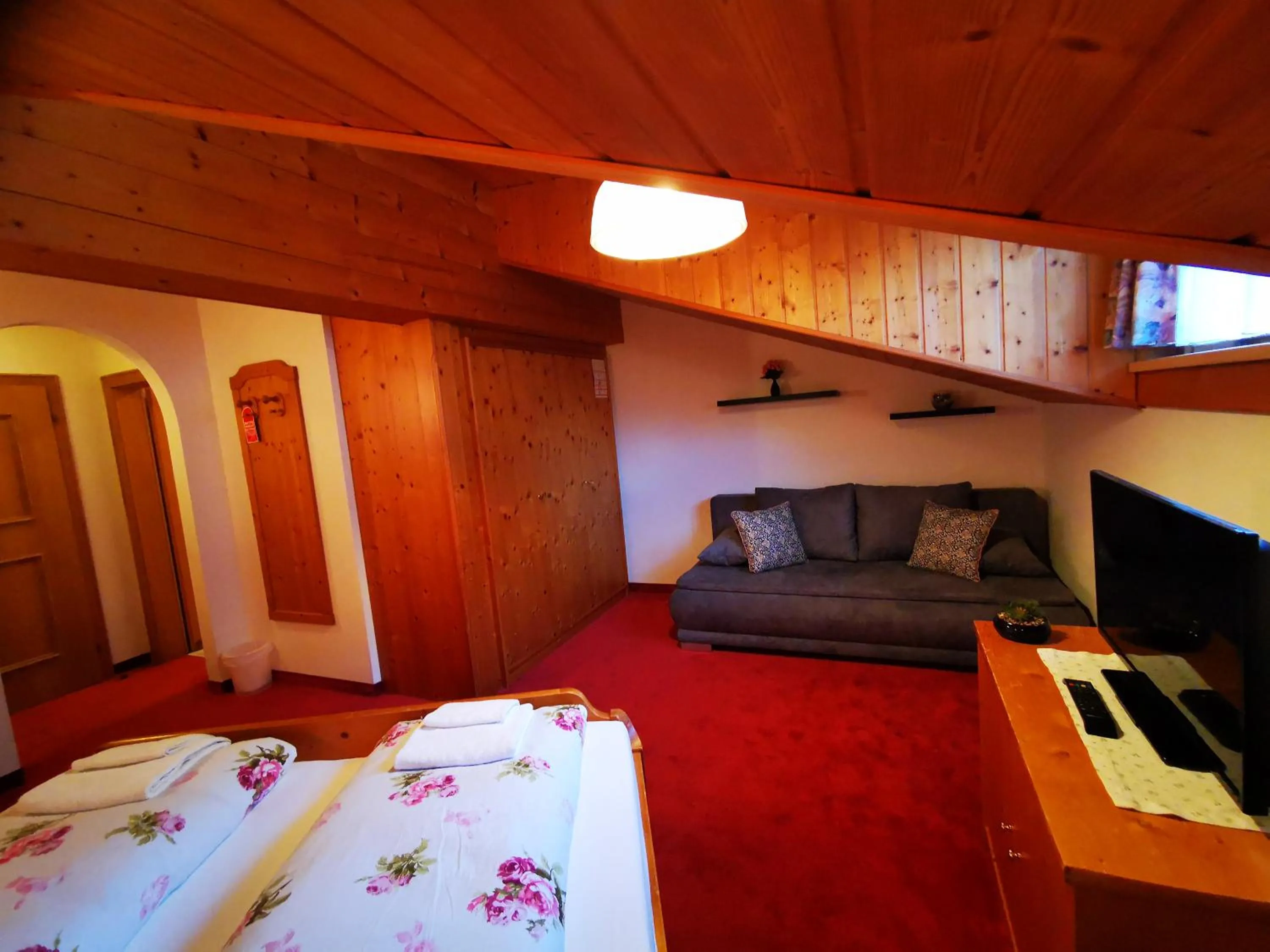 Photo of the whole room, Bed in Gasthof Geronimo