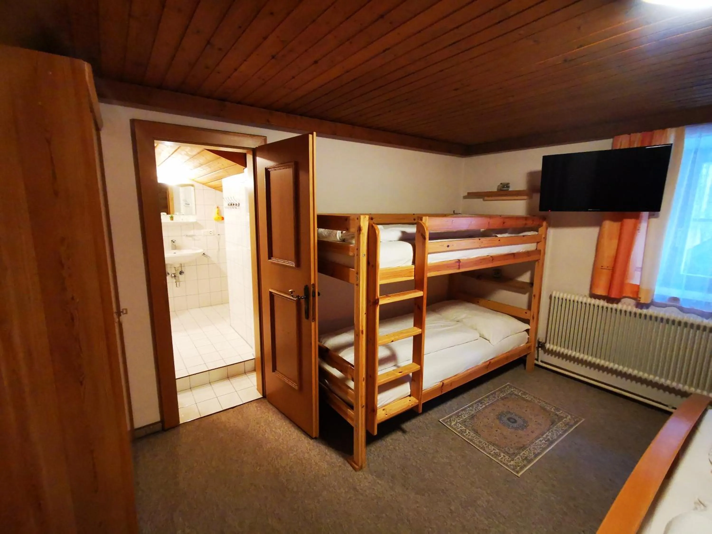 bunk bed, Bed in Gasthof Geronimo