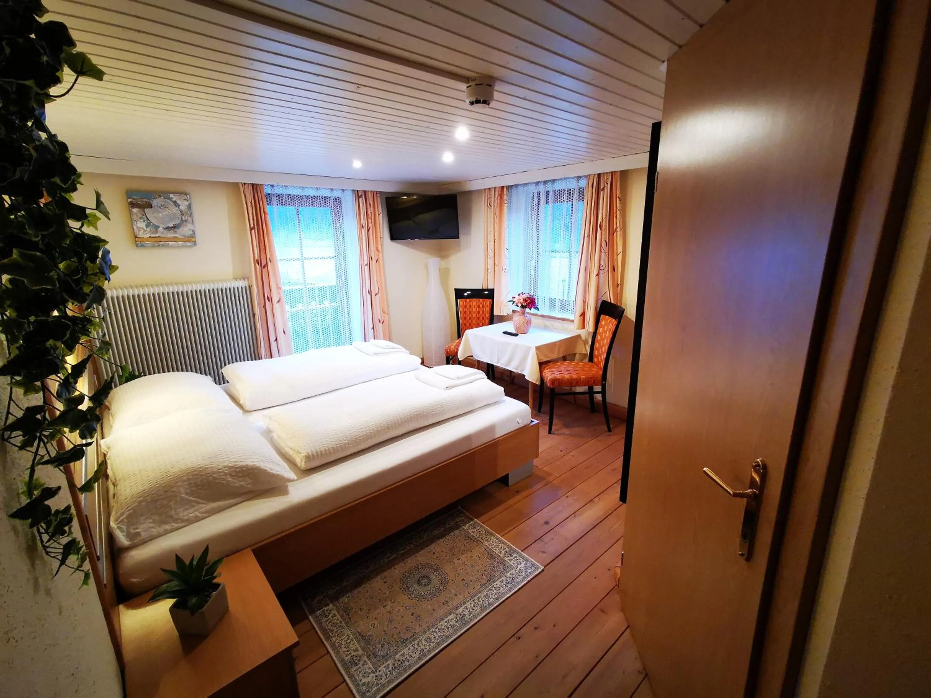 Photo of the whole room, Bed in Gasthof Geronimo