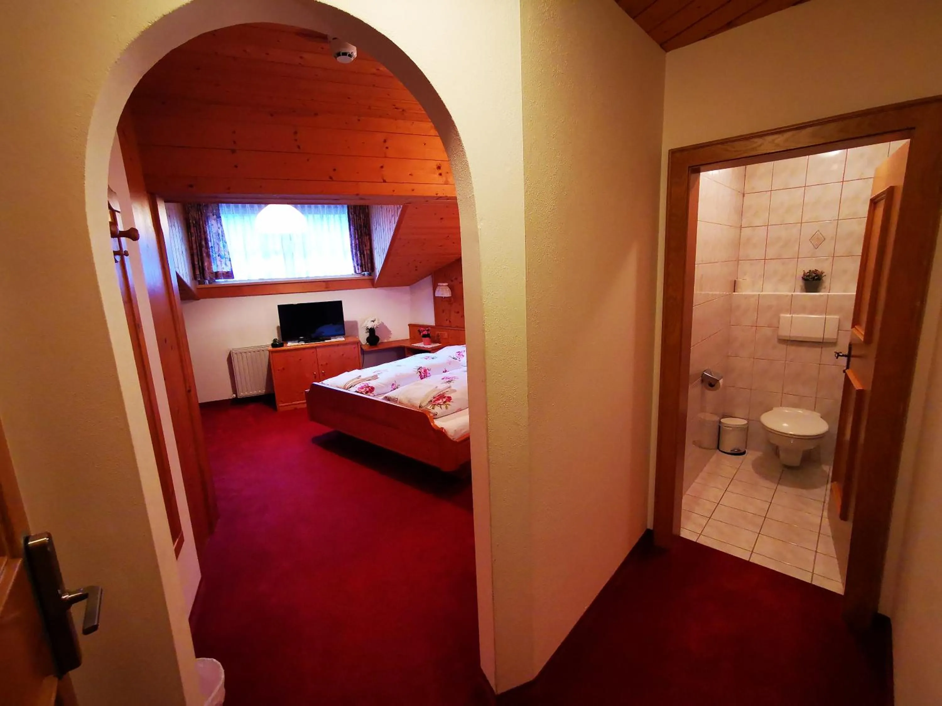 Toilet, Bed in Gasthof Geronimo