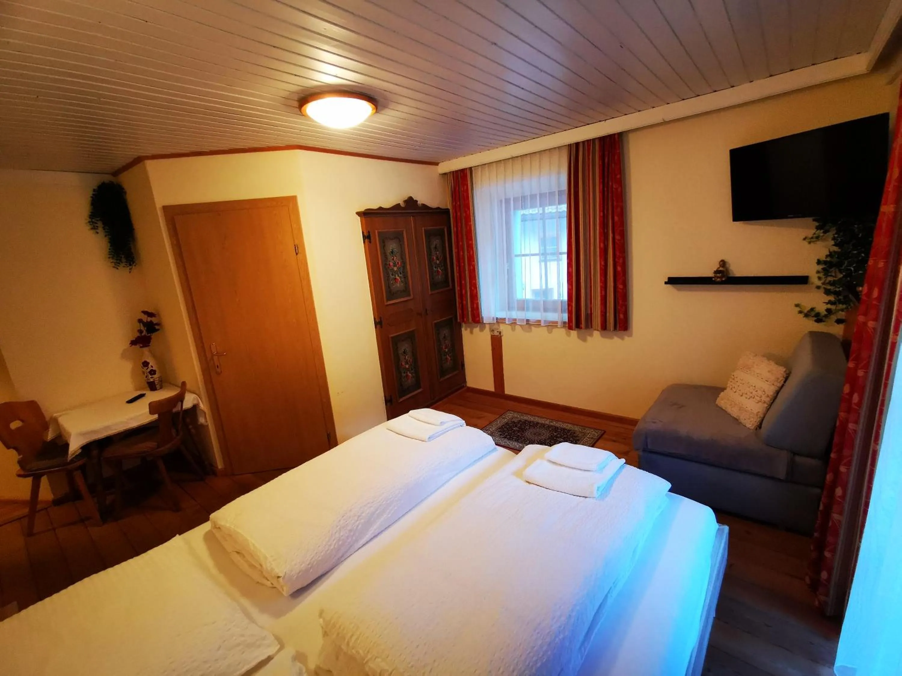 Photo of the whole room, Bed in Gasthof Geronimo