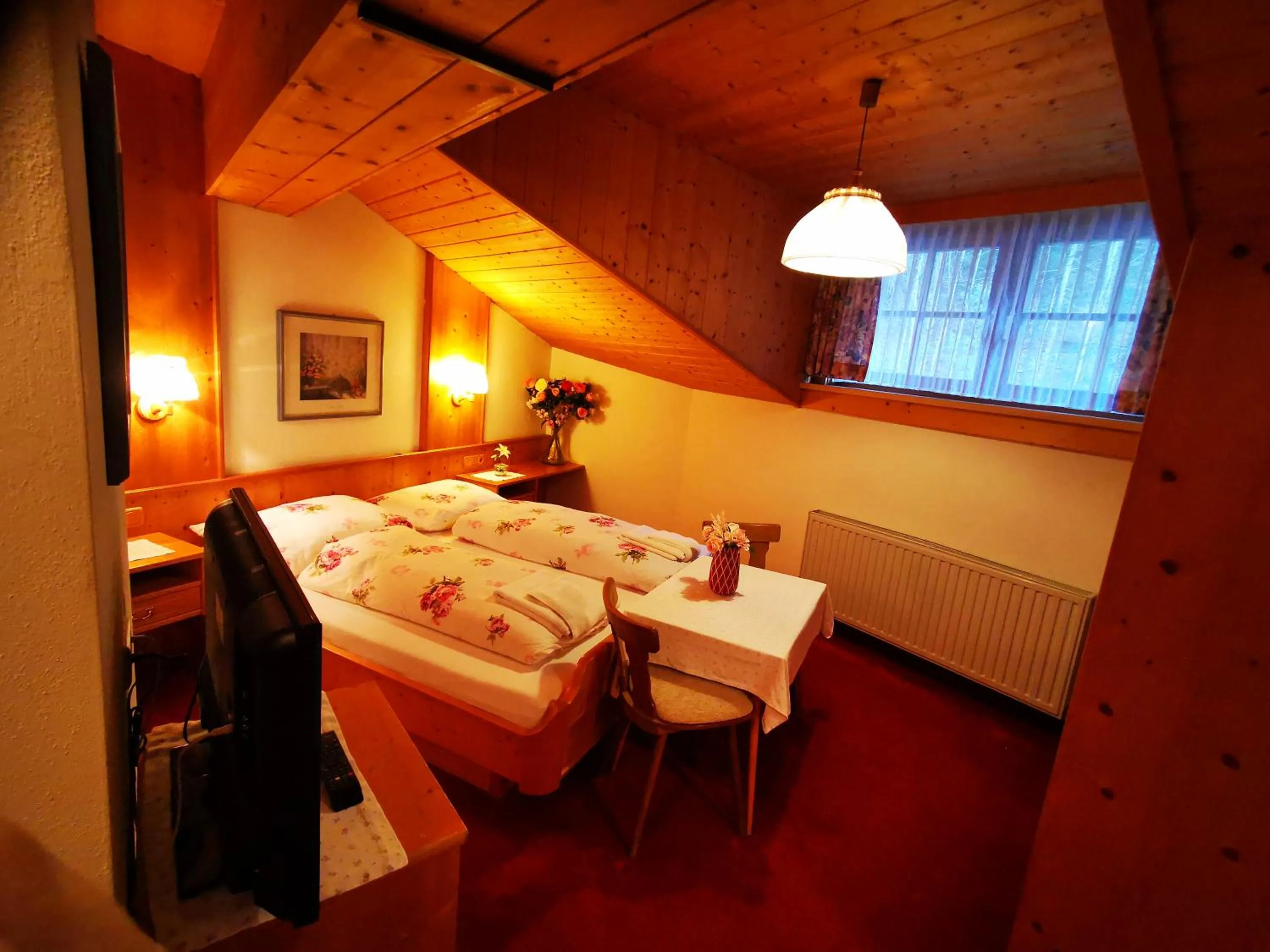 Photo of the whole room, Bed in Gasthof Geronimo
