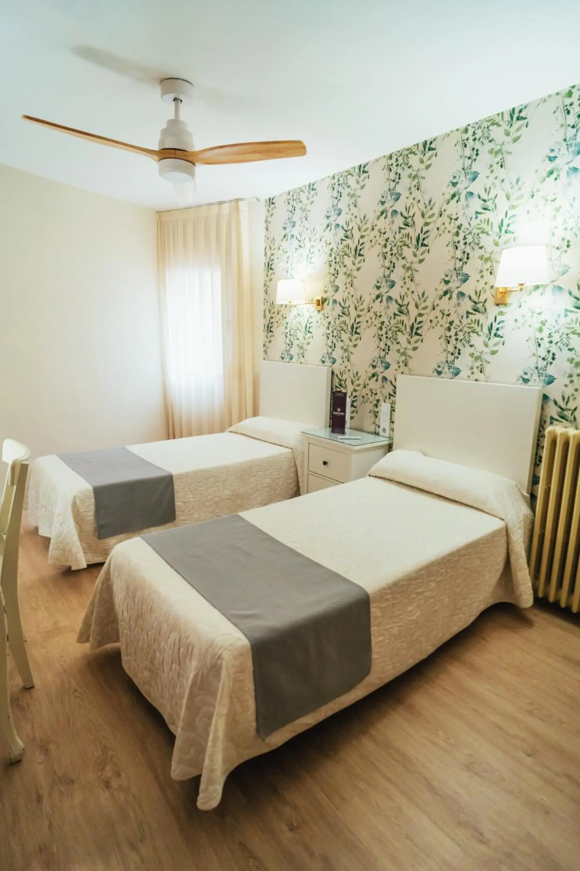 Superior Twin Room in Hostal Cortés Superior Twin Room in Hostal Cortés