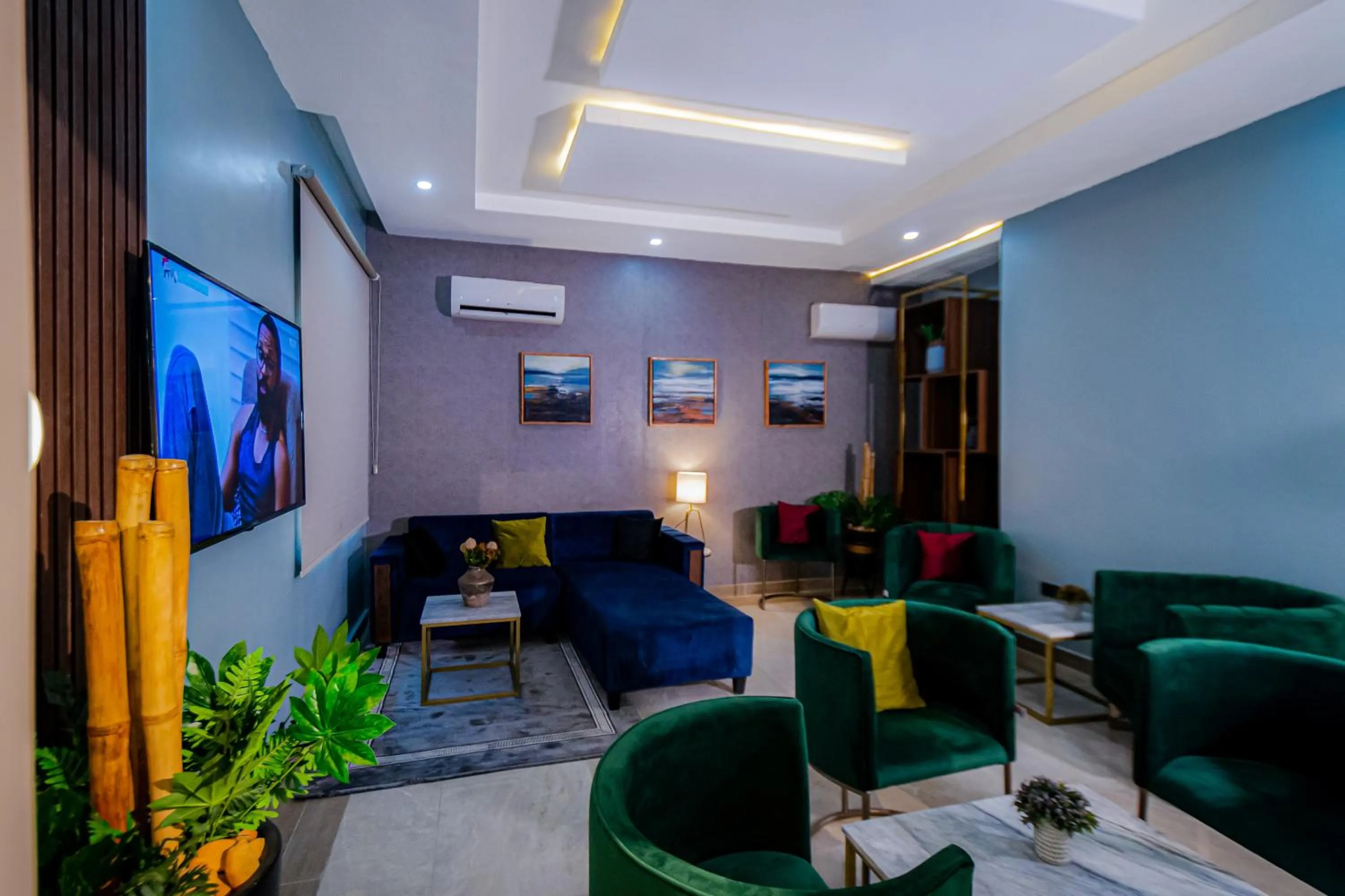 Communal lounge/ TV room in Wali's Suites