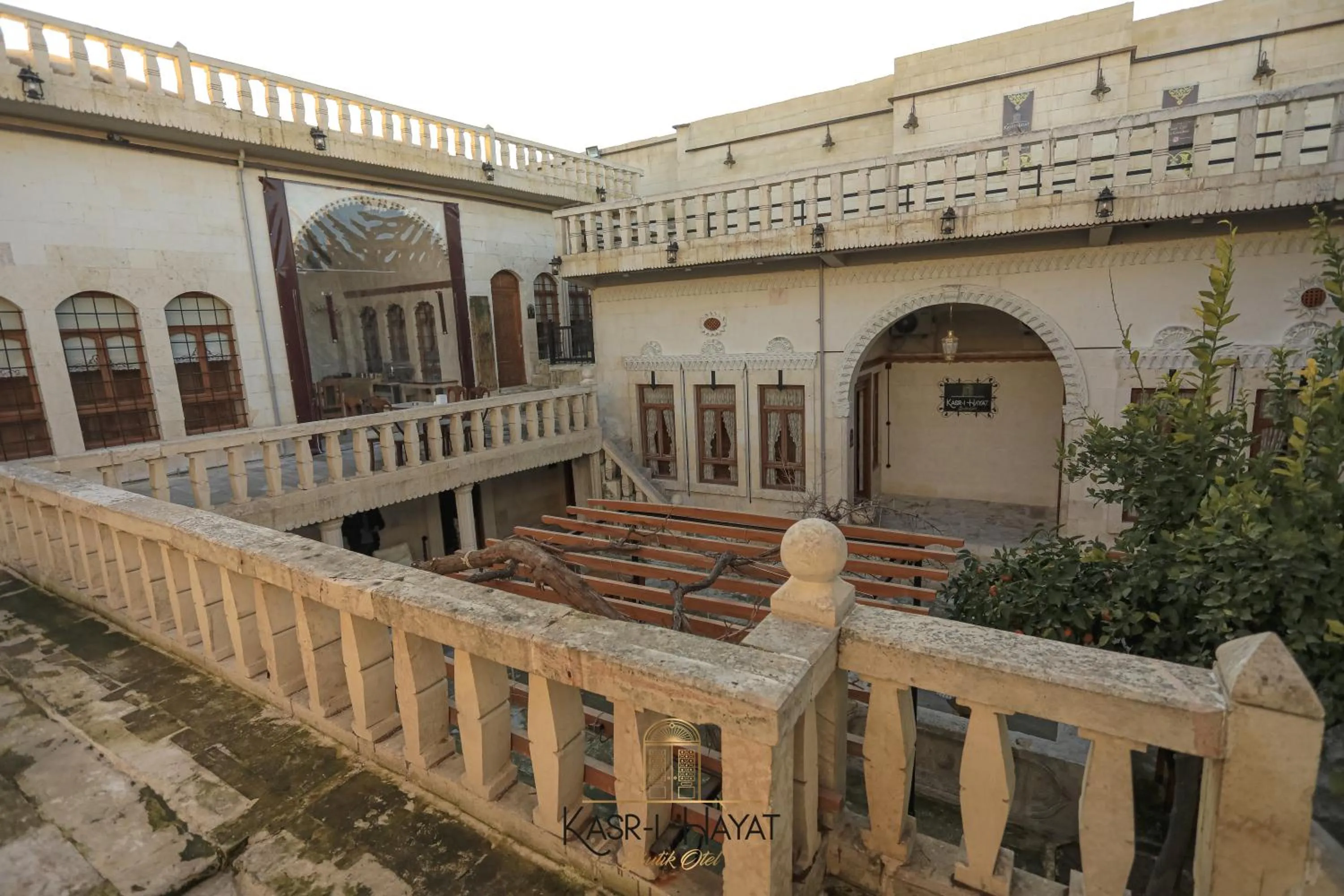 Property building in Kasr-ı Hayat